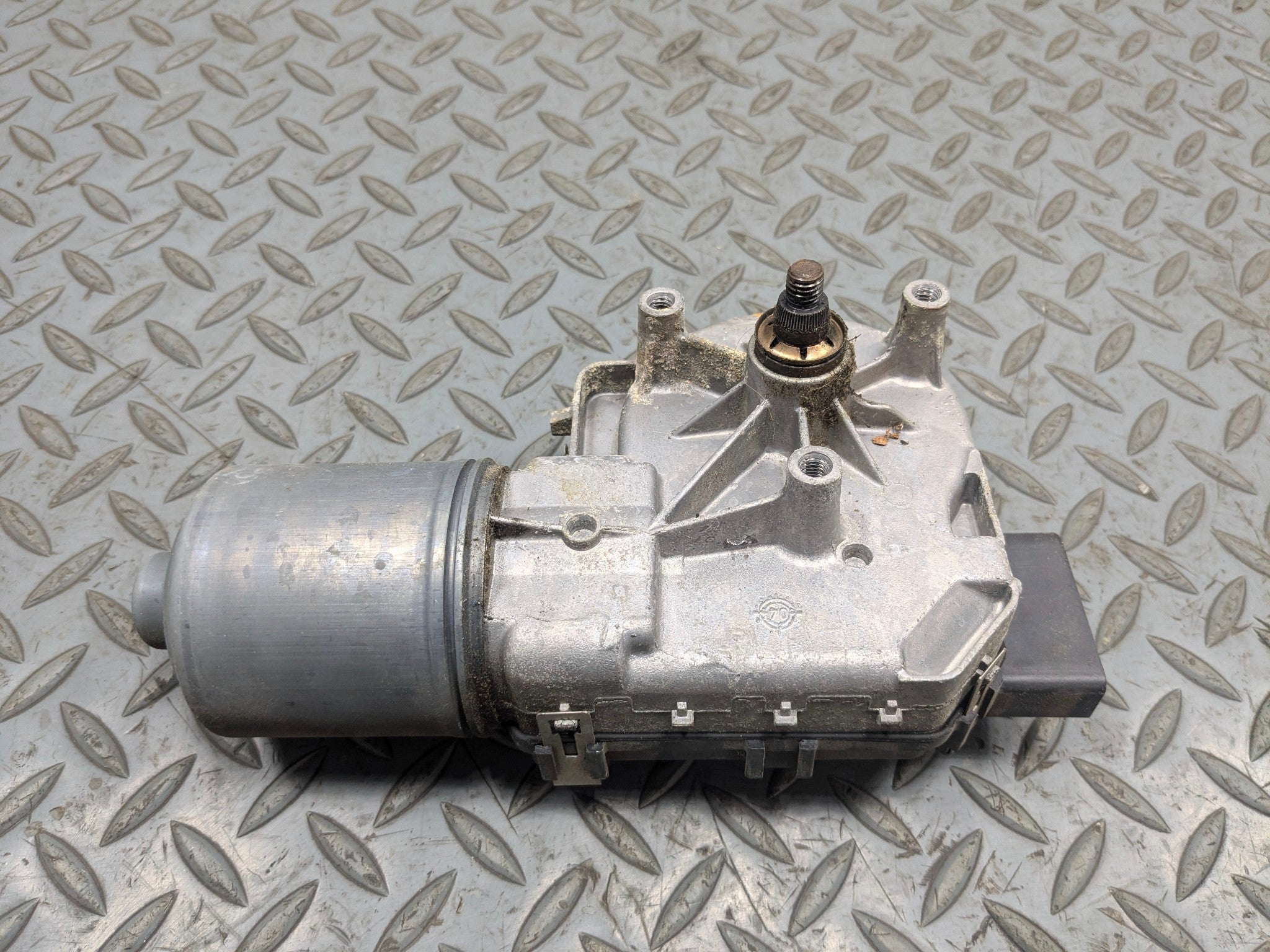 04-10 VOLKSWAGEN TOUAREG OEM WIPER MOTOR FRONT WINDSHIELD WASHER WITHOUT LINKAGE