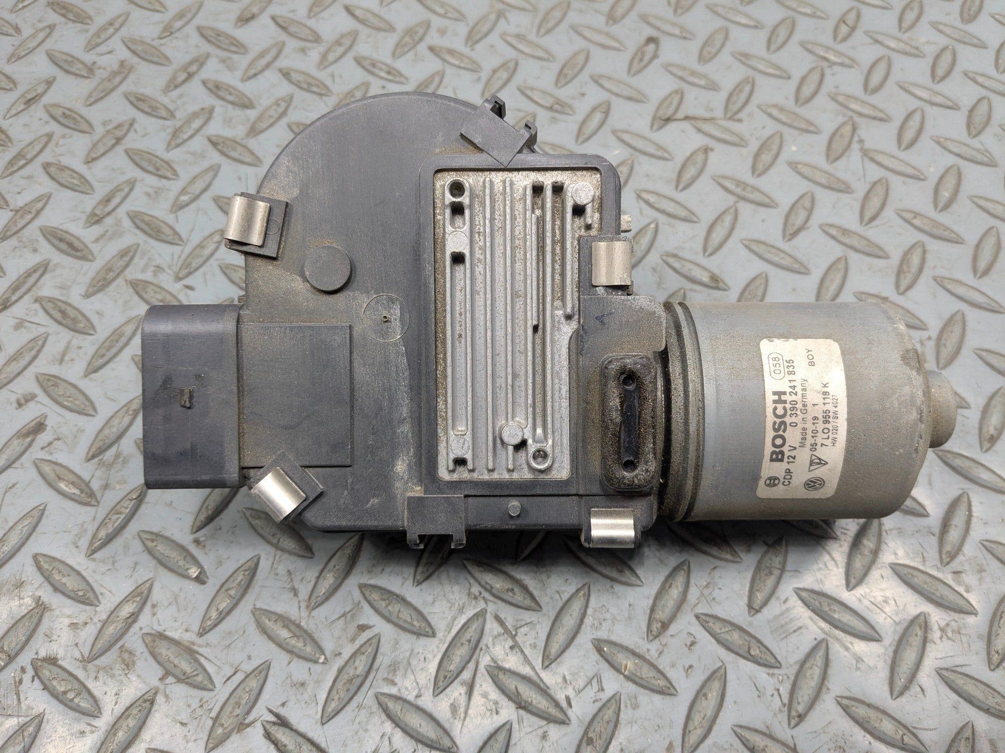 04-10 VOLKSWAGEN TOUAREG OEM WIPER MOTOR FRONT WINDSHIELD WASHER WITHOUT LINKAGE