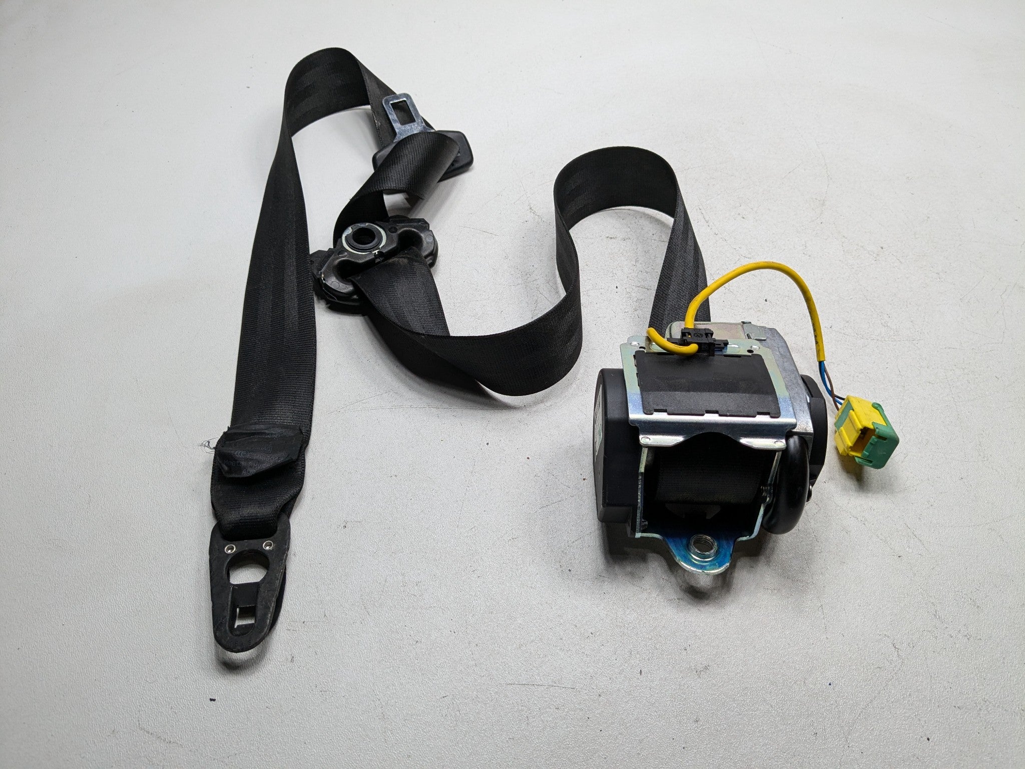 04 - 10 VOLKSWAGEN TOUAREG OEM SEAT BELT RETRACTOR FRONT RIGHT PASSENGER SIDE