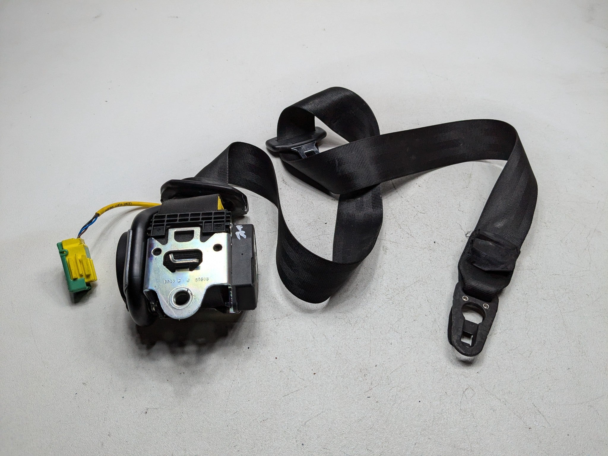 04 - 10 VOLKSWAGEN TOUAREG OEM SEAT BELT RETRACTOR FRONT RIGHT PASSENGER SIDE