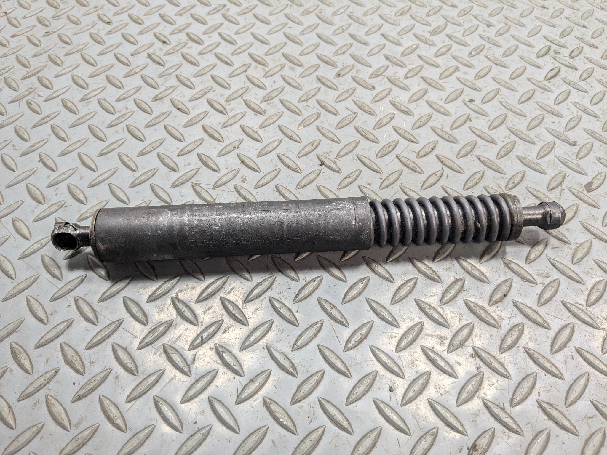 04 - 10 VOLKSWAGEN TOUAREG OEM HATCH SUPPORT GAS FILLLED STRUT REAR LEFT SIDE