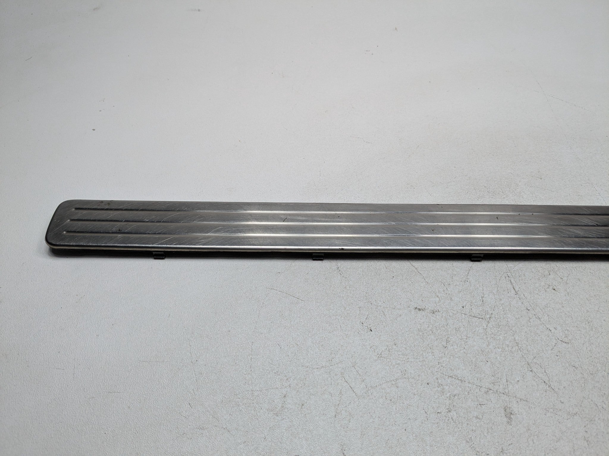 04 - 10 VOLKSWAGEN TOUAREG OEM DOOR SCUFF SILL PLATE TRIM FRONT LEFT DRIVER SIDE