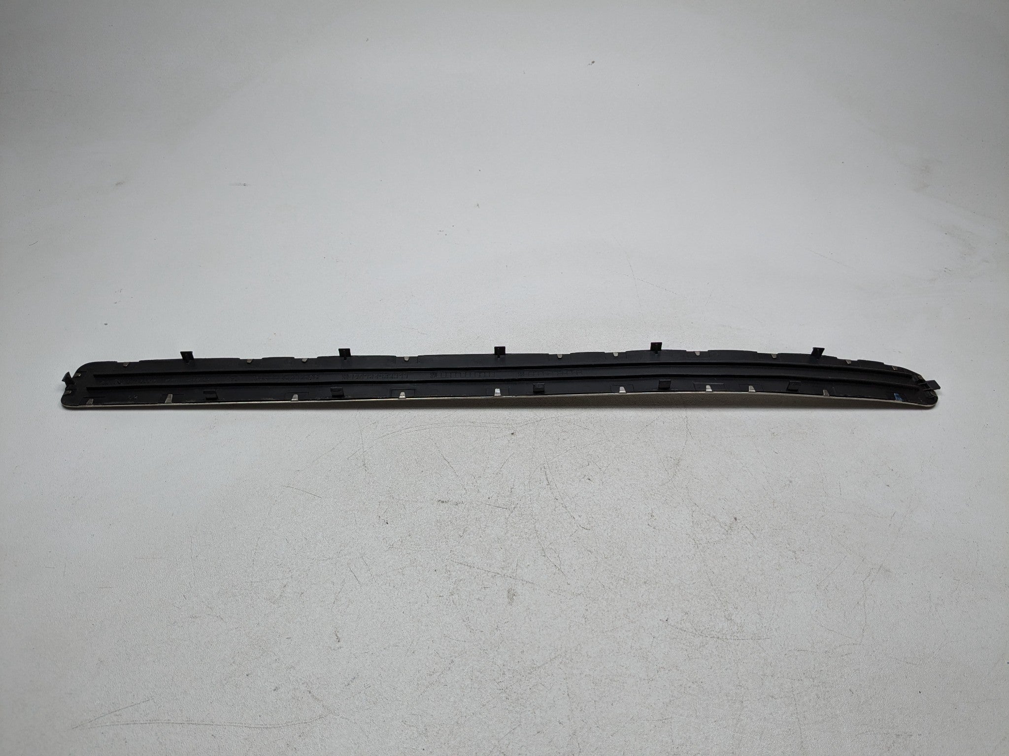 04 - 10 VOLKSWAGEN TOUAREG OEM DOOR SCUFF SILL PLATE TRIM FRONT LEFT DRIVER SIDE