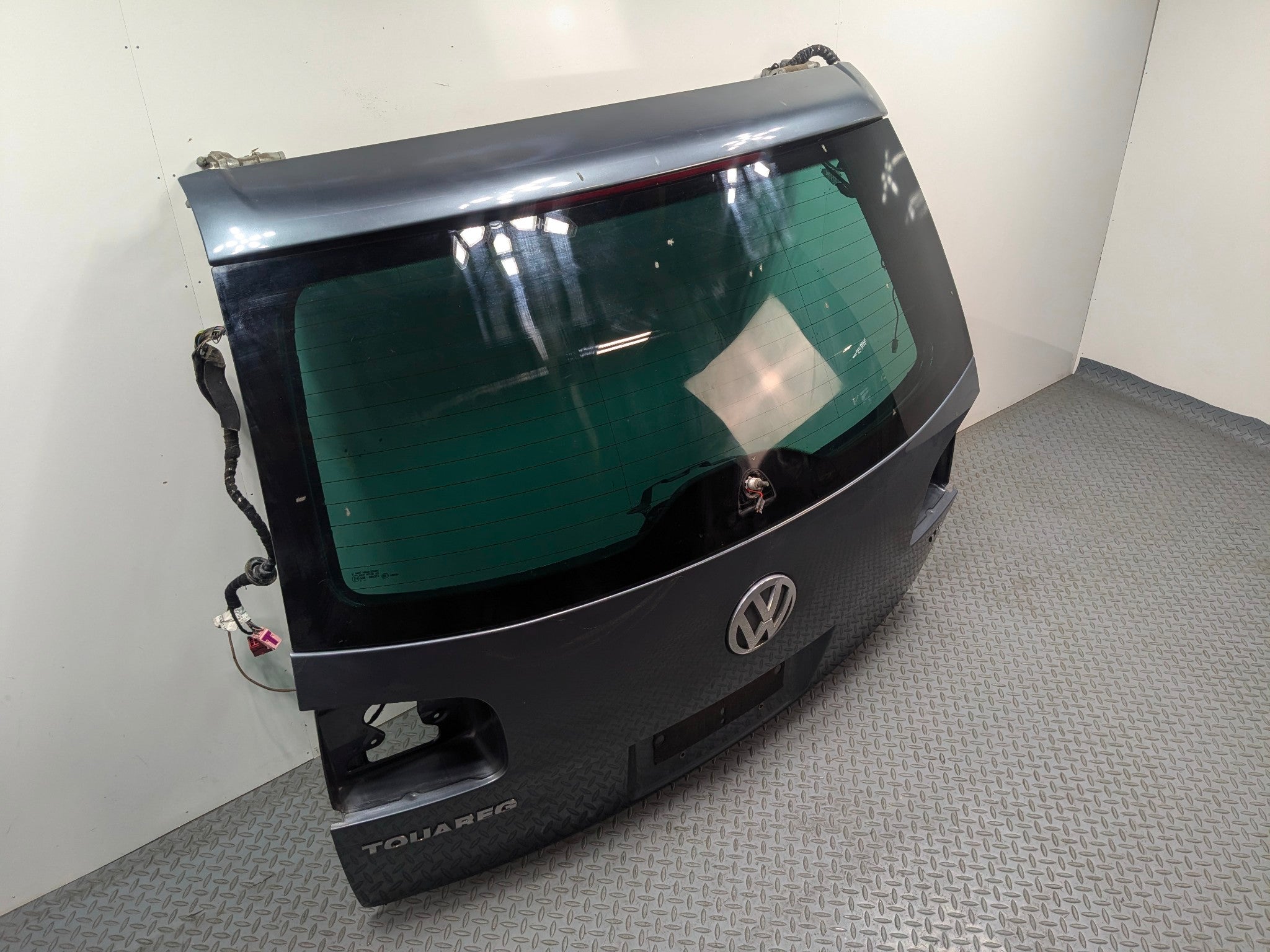 04 - 10 VOLKSWAGEN TOUAREG OEM REAR LIFTGATE SHELL PANEL WITH GLASS AND SPOILER