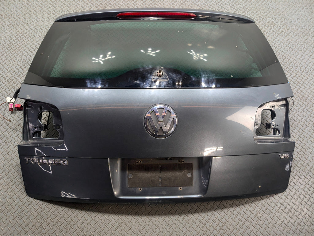 04 - 10 VOLKSWAGEN TOUAREG OEM REAR LIFTGATE SHELL PANEL WITH GLASS AND SPOILER