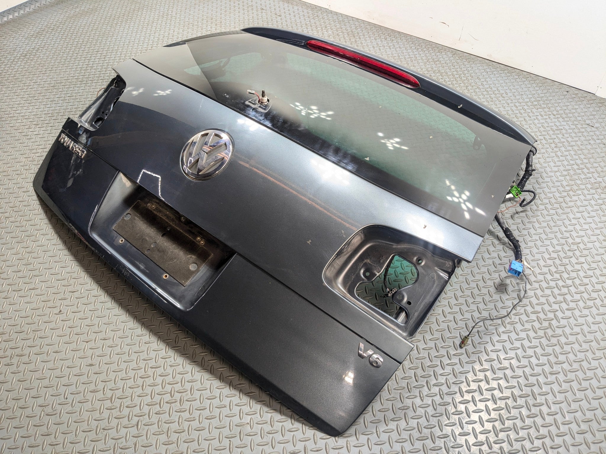 04 - 10 VOLKSWAGEN TOUAREG OEM REAR LIFTGATE SHELL PANEL WITH GLASS AND SPOILER