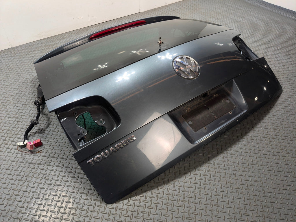 04 - 10 VOLKSWAGEN TOUAREG OEM REAR LIFTGATE SHELL PANEL WITH GLASS AND SPOILER