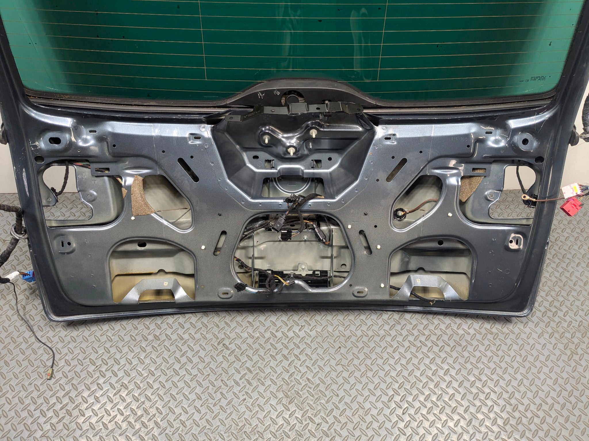04 - 10 VOLKSWAGEN TOUAREG OEM REAR LIFTGATE SHELL PANEL WITH GLASS AND SPOILER