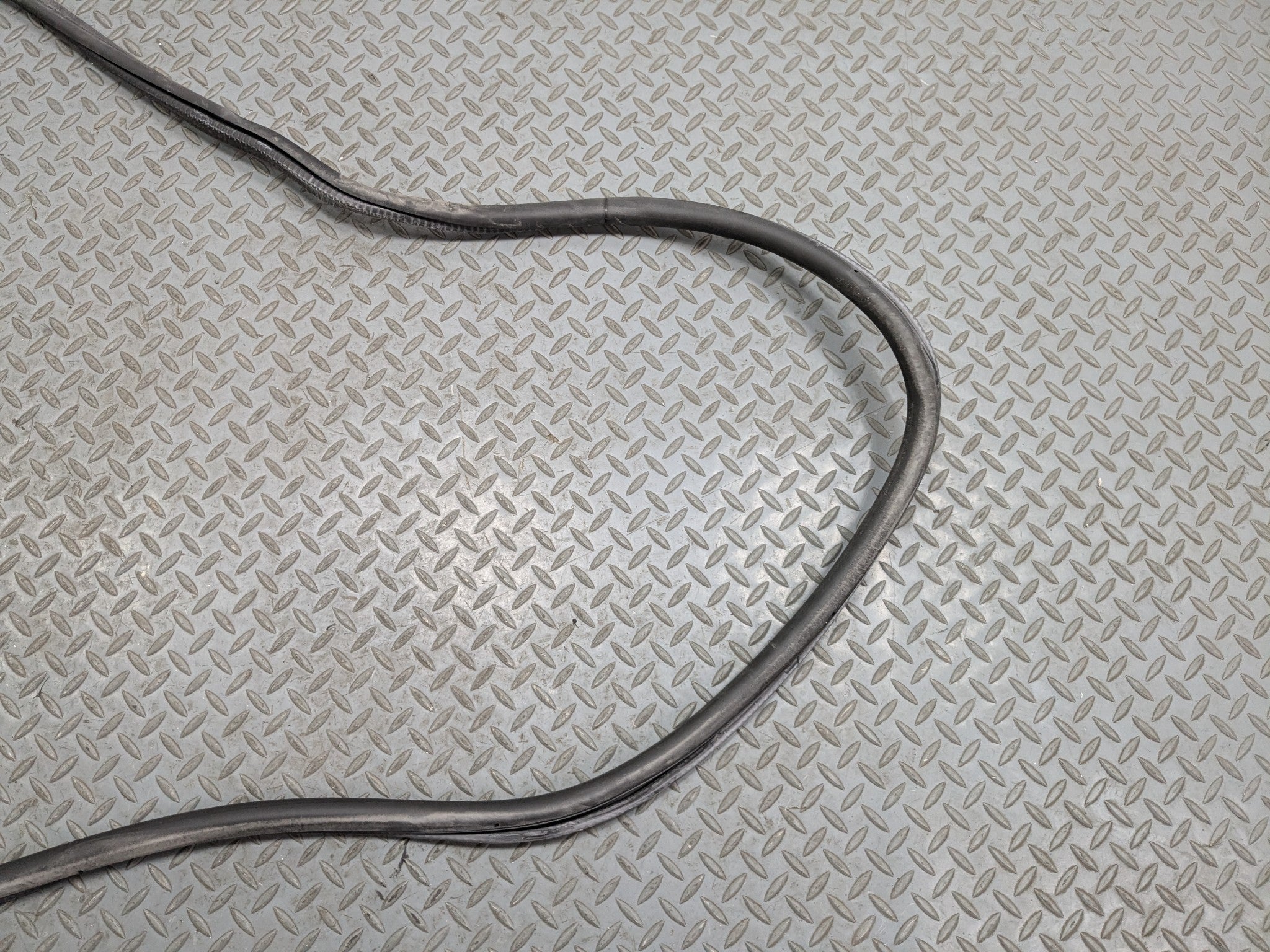 04-10 VOLKSWAGEN TOUAREG OEM DOOR SEAL WEATHER STRIPPING RUBBER REAR RIGHT SIDE