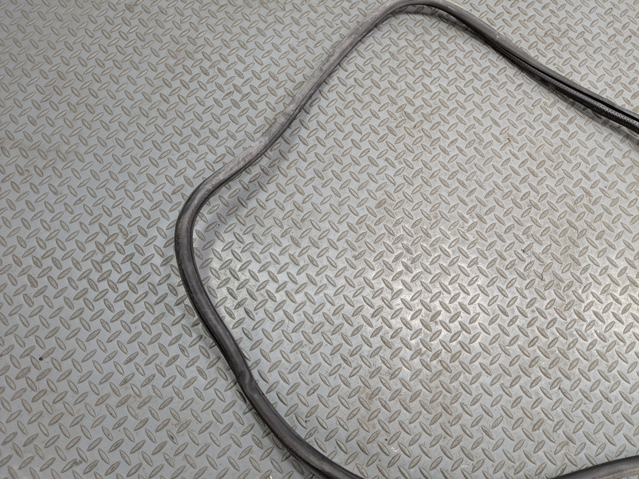 04-10 VOLKSWAGEN TOUAREG OEM DOOR SEAL WEATHER STRIPPING RUBBER REAR RIGHT SIDE