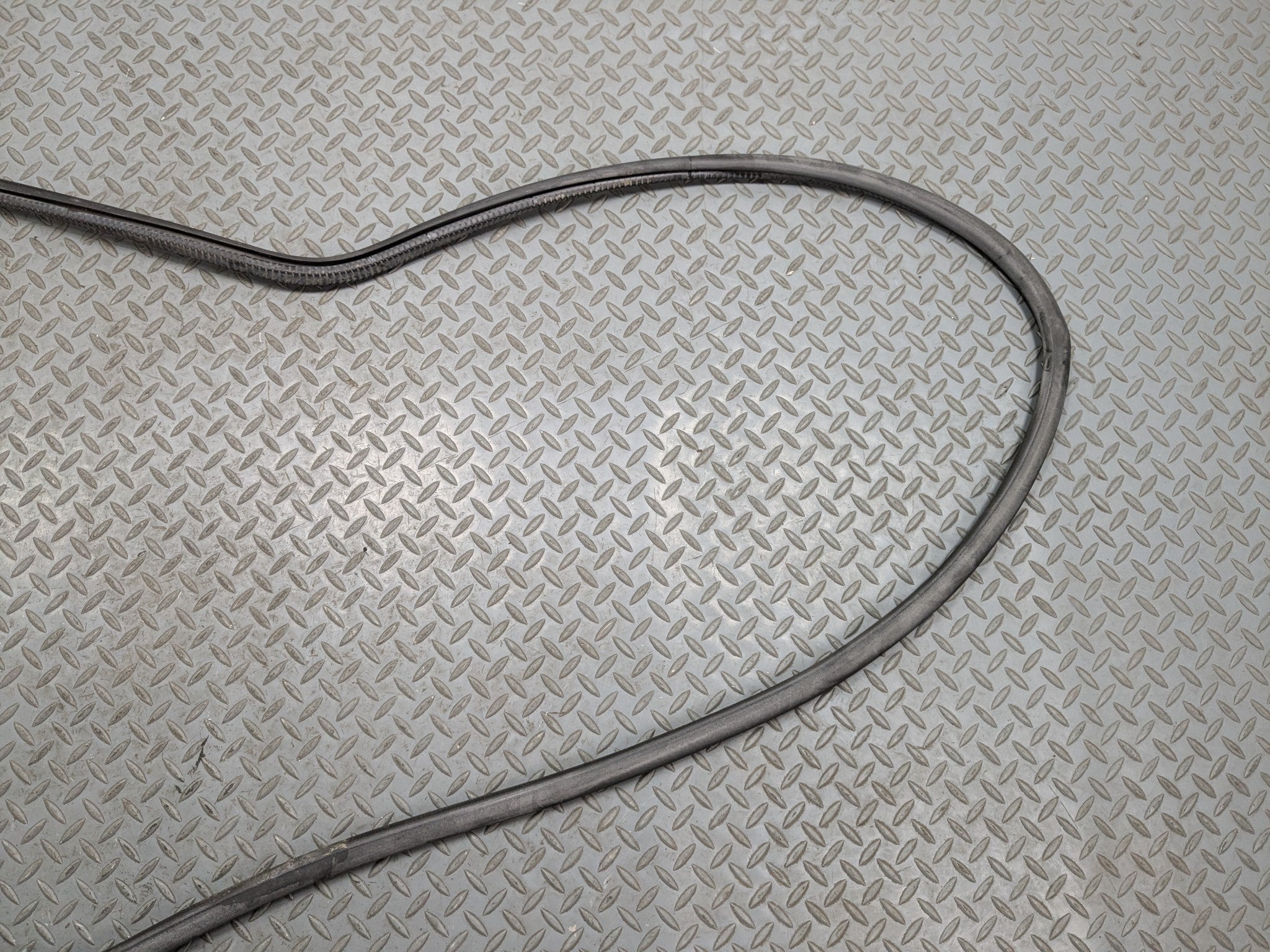 04-10 VOLKSWAGEN TOUAREG OEM DOOR SEAL WEATHER STRIPPING RUBBER FRONT LEFT SIDE
