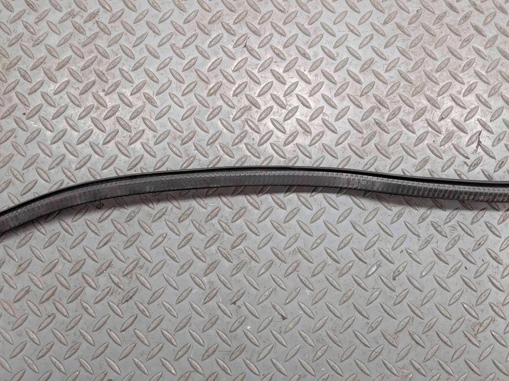 04-10 VOLKSWAGEN TOUAREG OEM DOOR SEAL WEATHER STRIPPING RUBBER FRONT LEFT SIDE