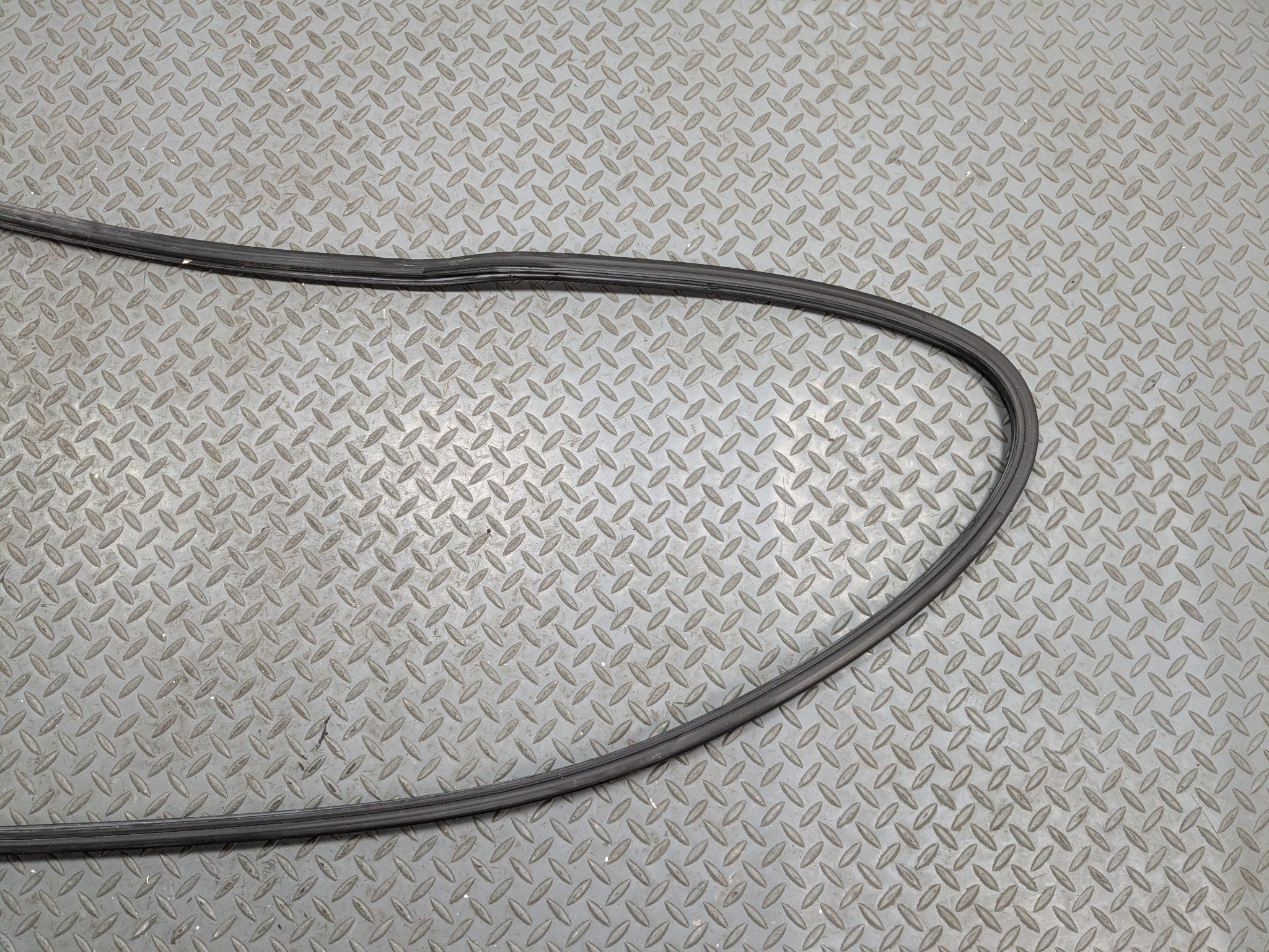 04-10 VOLKSWAGEN TOUAREG OEM DOOR SEAL WEATHER STRIPPING RUBBER FRONT RIGHT SIDE