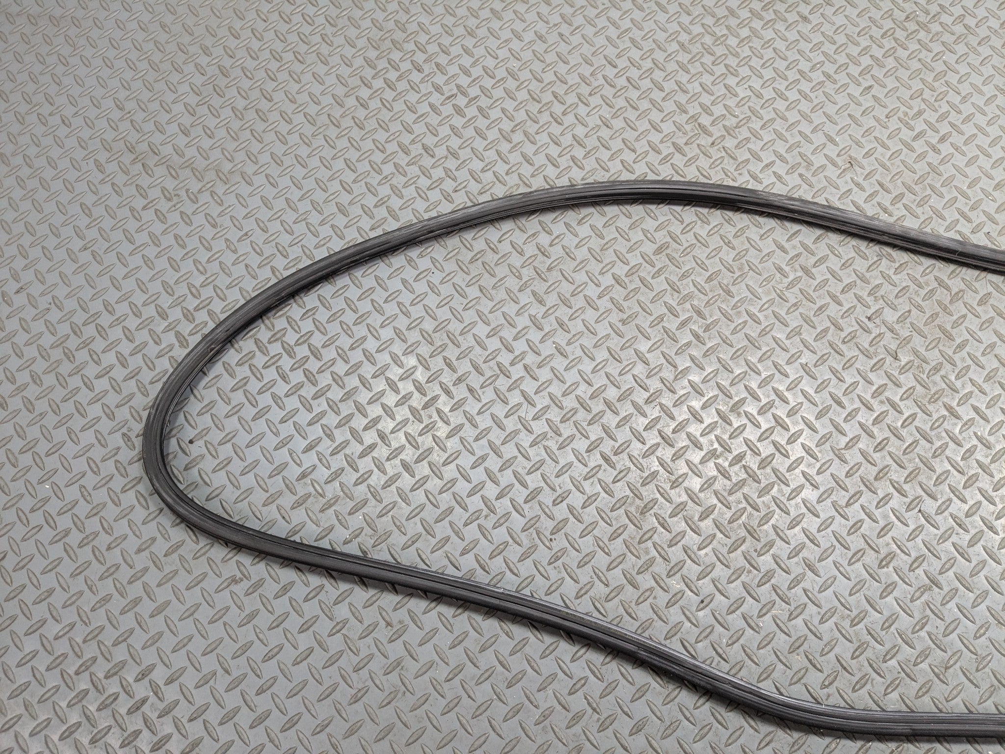 04-10 VOLKSWAGEN TOUAREG OEM DOOR SEAL WEATHER STRIPPING RUBBER FRONT RIGHT SIDE