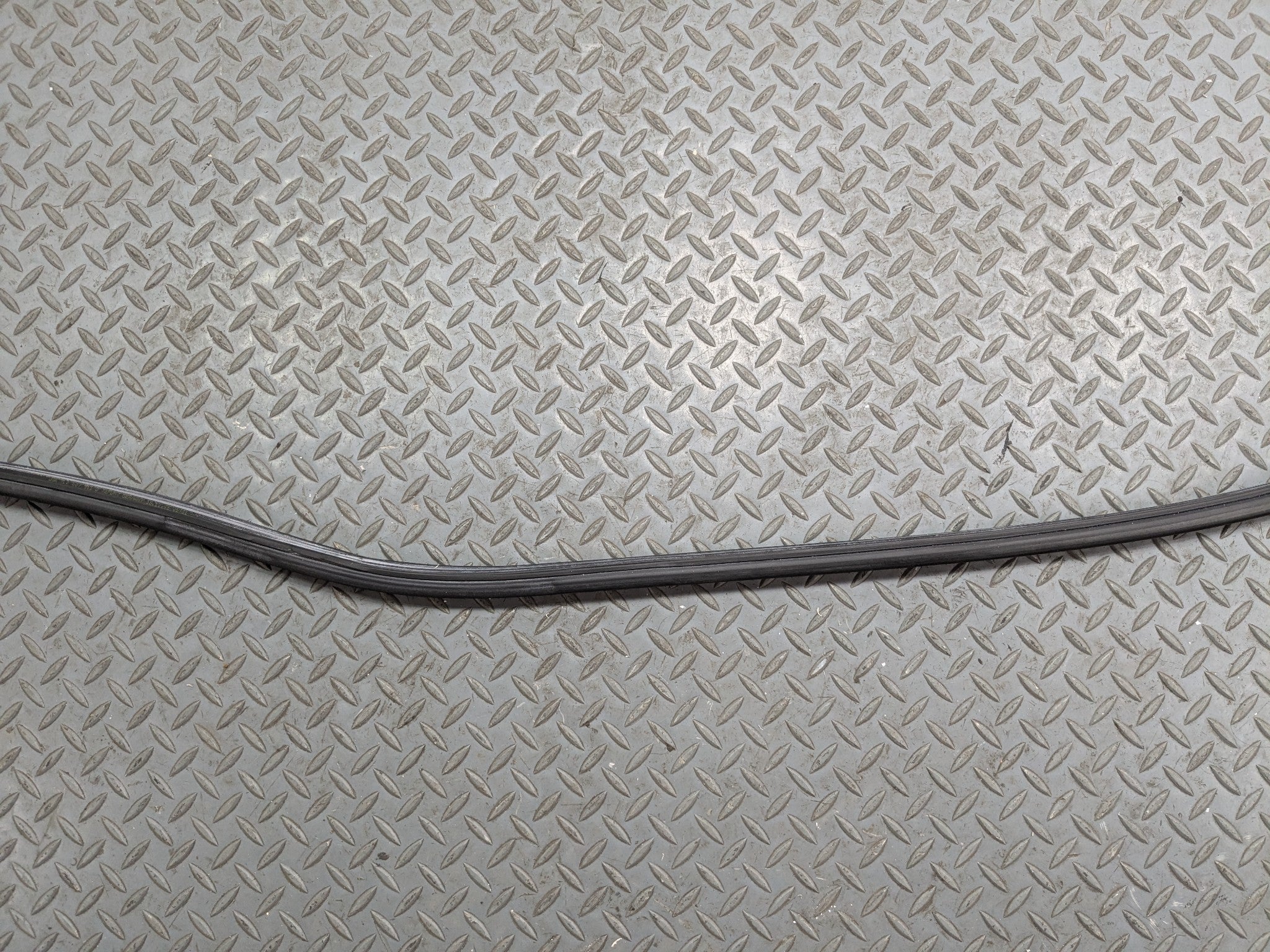 04-10 VOLKSWAGEN TOUAREG OEM DOOR SEAL WEATHER STRIPPING RUBBER FRONT RIGHT SIDE