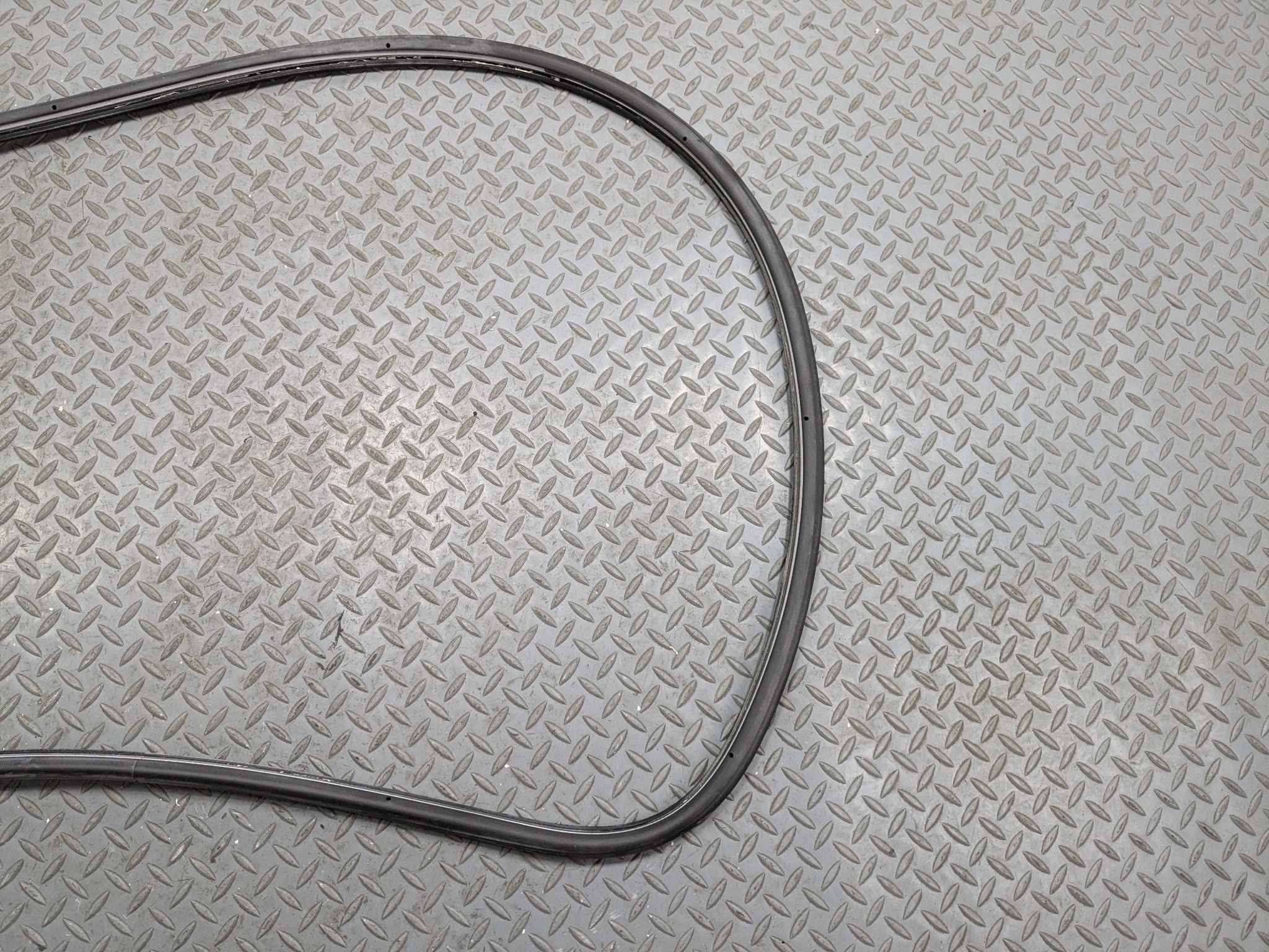 04-10 VOLKSWAGEN TOUAREG OEM DOOR SEAL WEATHER STRIPPING RUBBER FRONT RIGHT SIDE