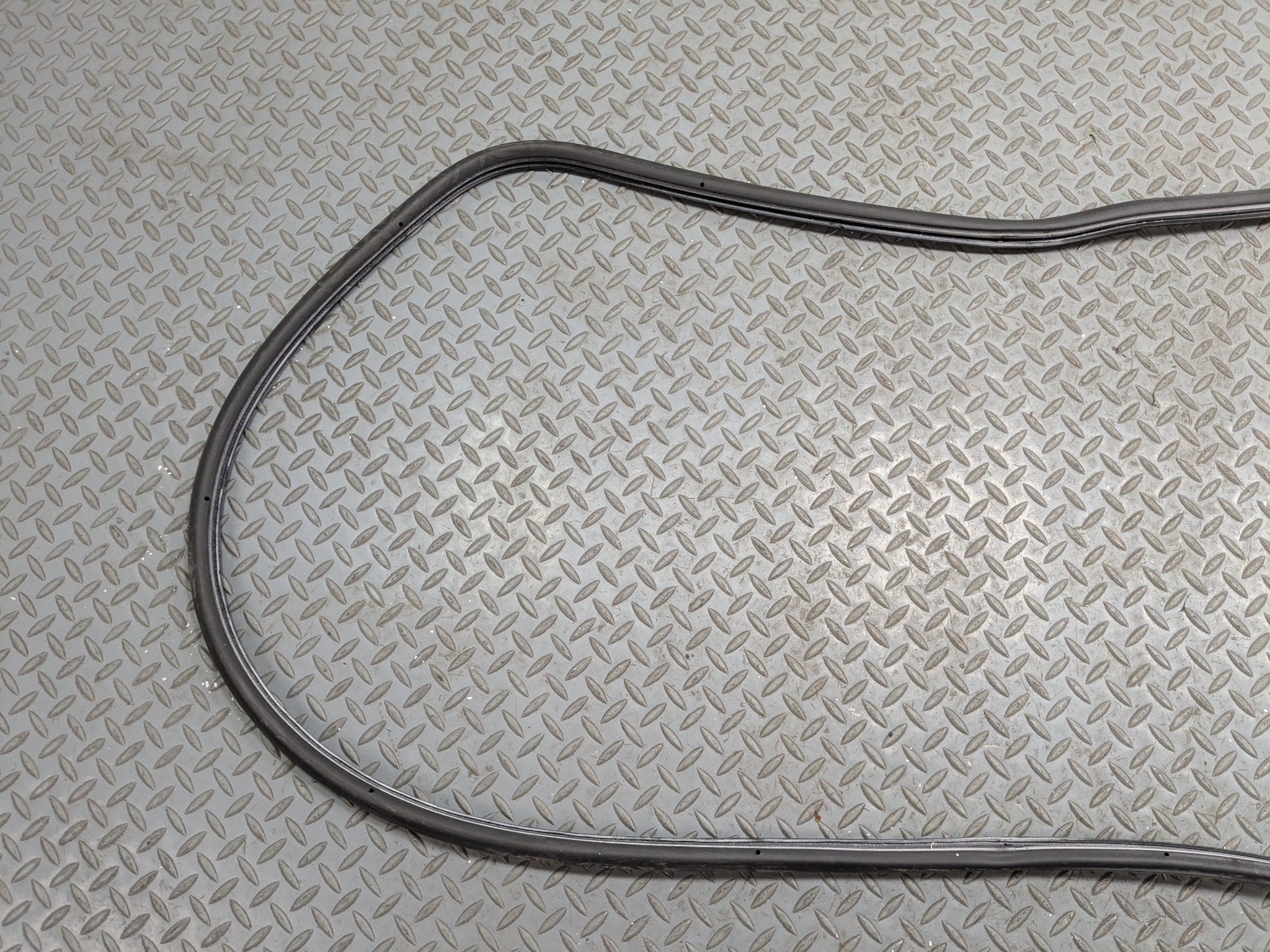 04-10 VOLKSWAGEN TOUAREG OEM DOOR SEAL WEATHER STRIPPING RUBBER FRONT RIGHT SIDE