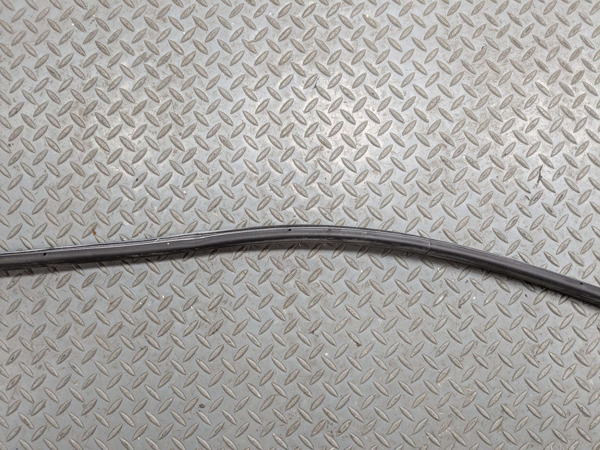 04-10 VOLKSWAGEN TOUAREG OEM DOOR SEAL WEATHER STRIPPING RUBBER FRONT RIGHT SIDE