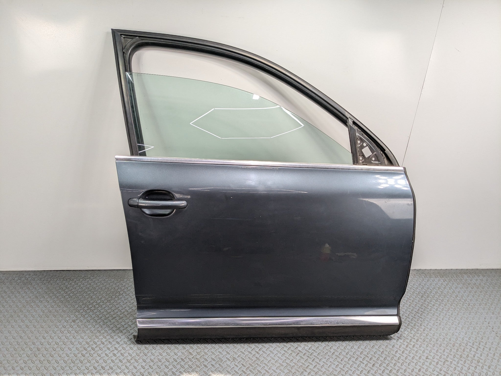 04-10 VOLKSWAGEN TOUAREG OEM DOOR SHELL PANEL WITH WINDOW GLASS FRONT RIGHT SIDE