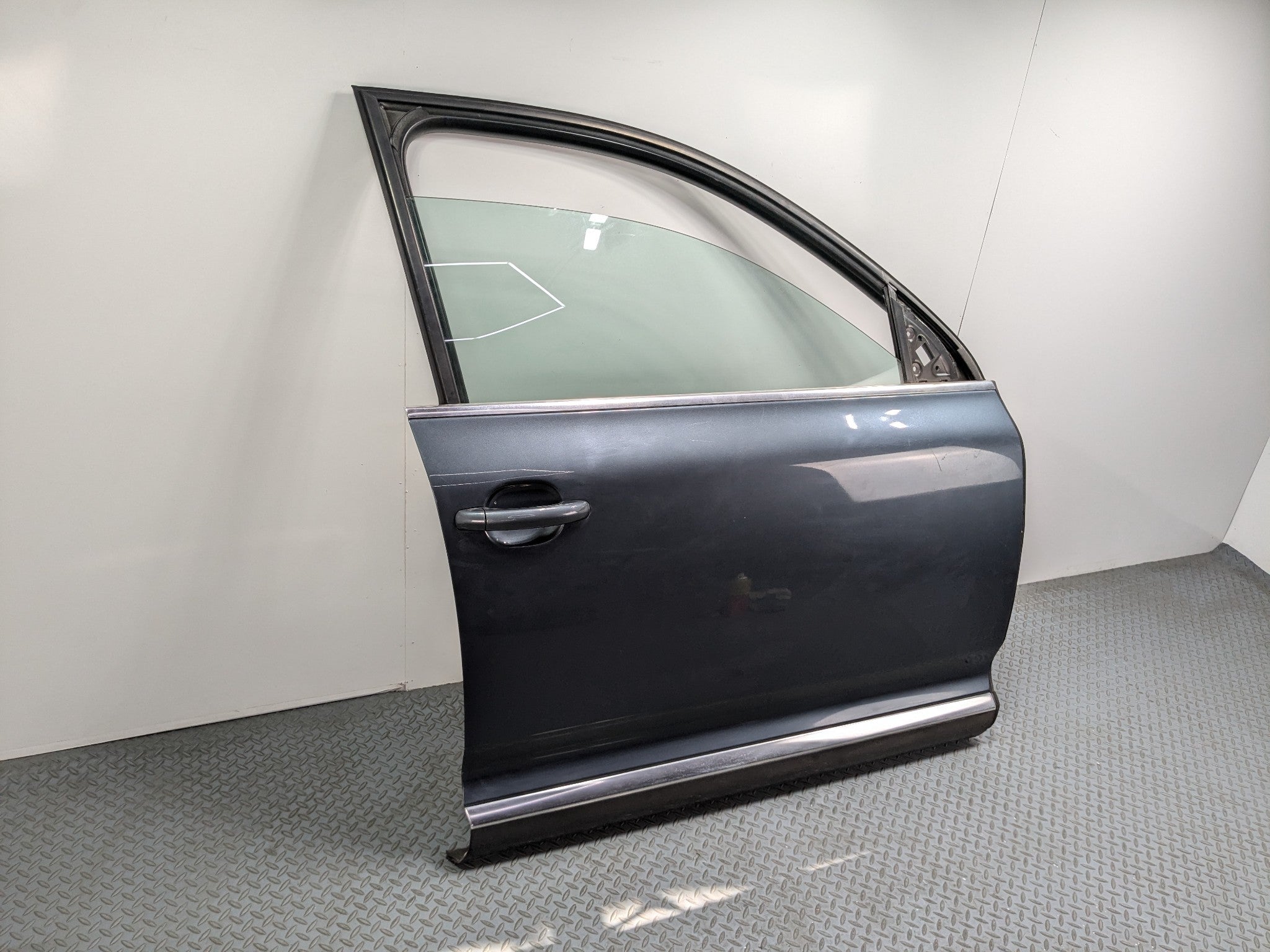 04-10 VOLKSWAGEN TOUAREG OEM DOOR SHELL PANEL WITH WINDOW GLASS FRONT RIGHT SIDE