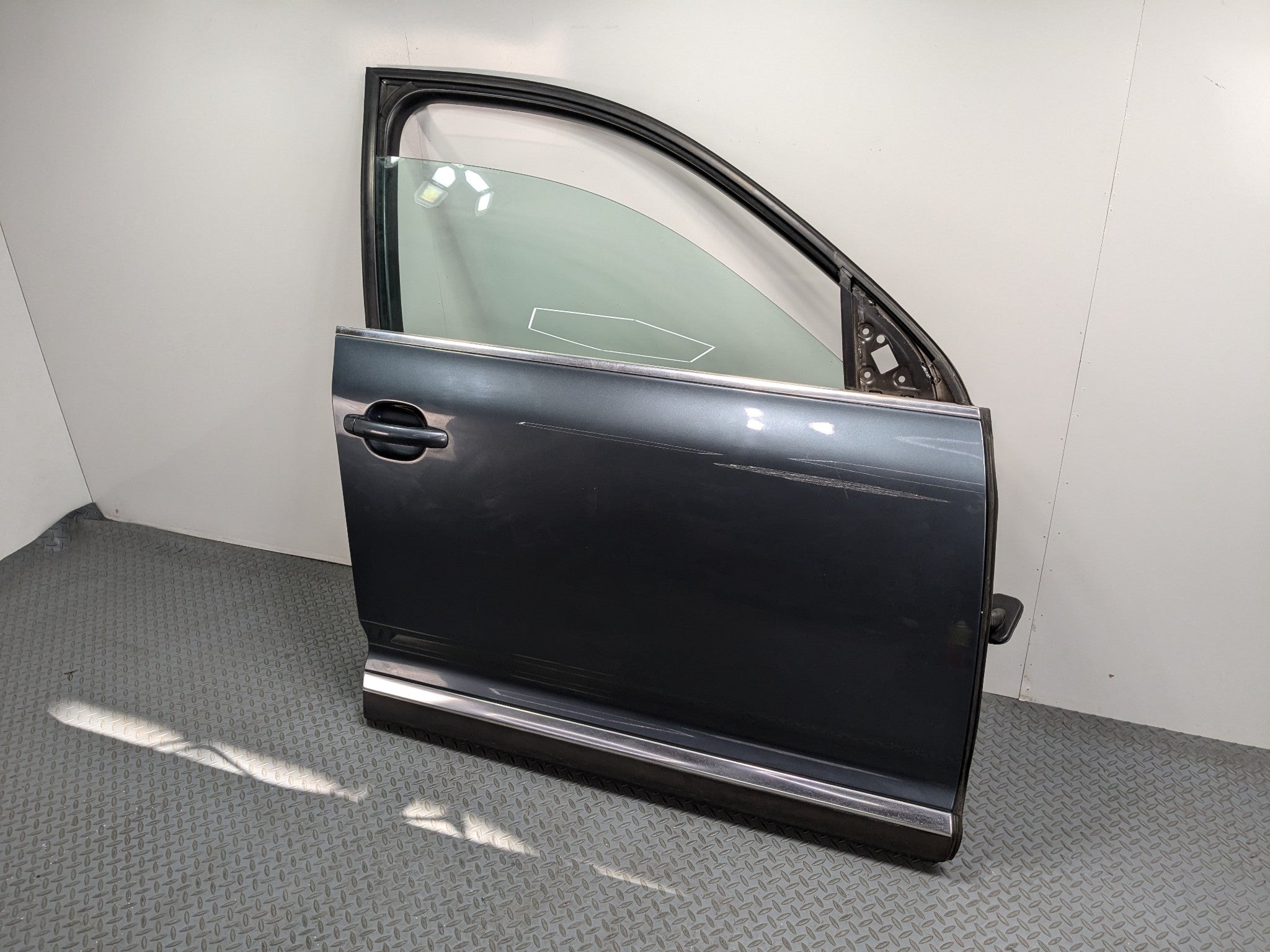 04-10 VOLKSWAGEN TOUAREG OEM DOOR SHELL PANEL WITH WINDOW GLASS FRONT RIGHT SIDE