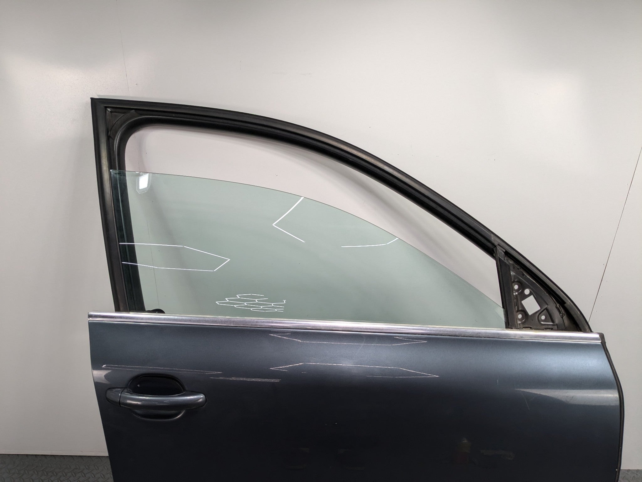 04-10 VOLKSWAGEN TOUAREG OEM DOOR SHELL PANEL WITH WINDOW GLASS FRONT RIGHT SIDE