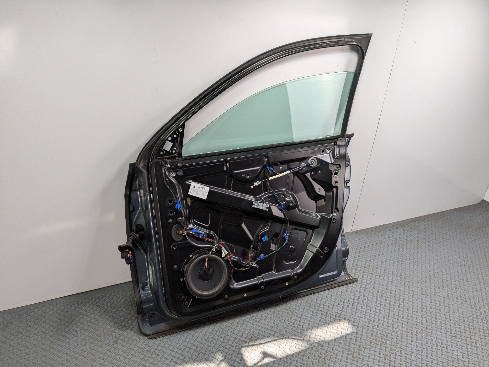 04-10 VOLKSWAGEN TOUAREG OEM DOOR SHELL PANEL WITH WINDOW GLASS FRONT RIGHT SIDE