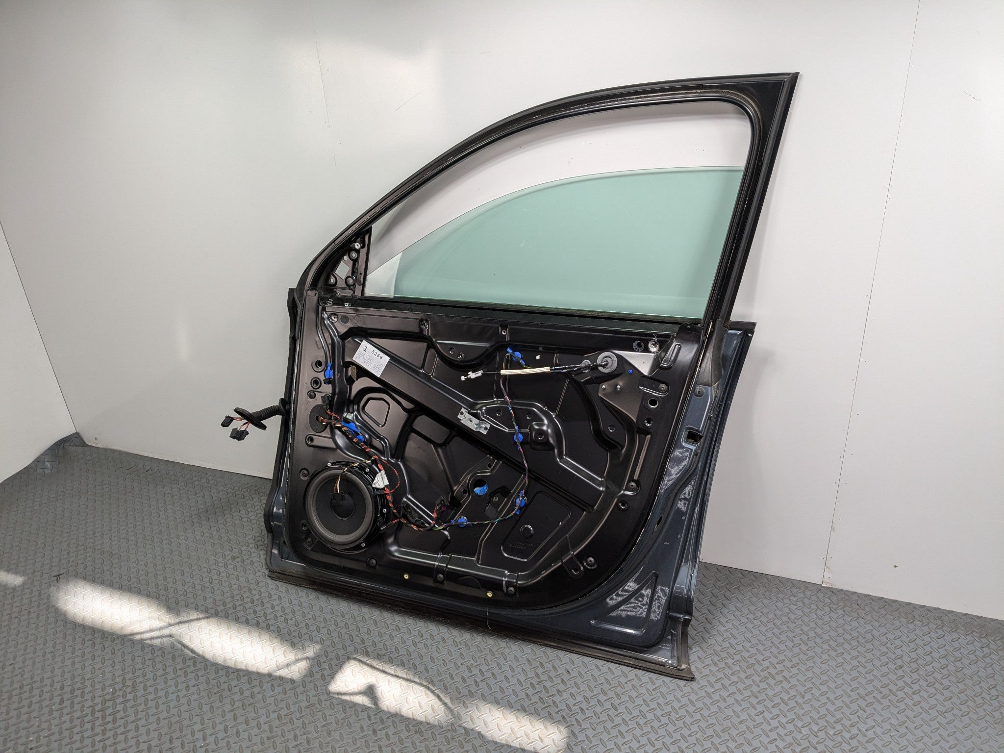 04-10 VOLKSWAGEN TOUAREG OEM DOOR SHELL PANEL WITH WINDOW GLASS FRONT RIGHT SIDE