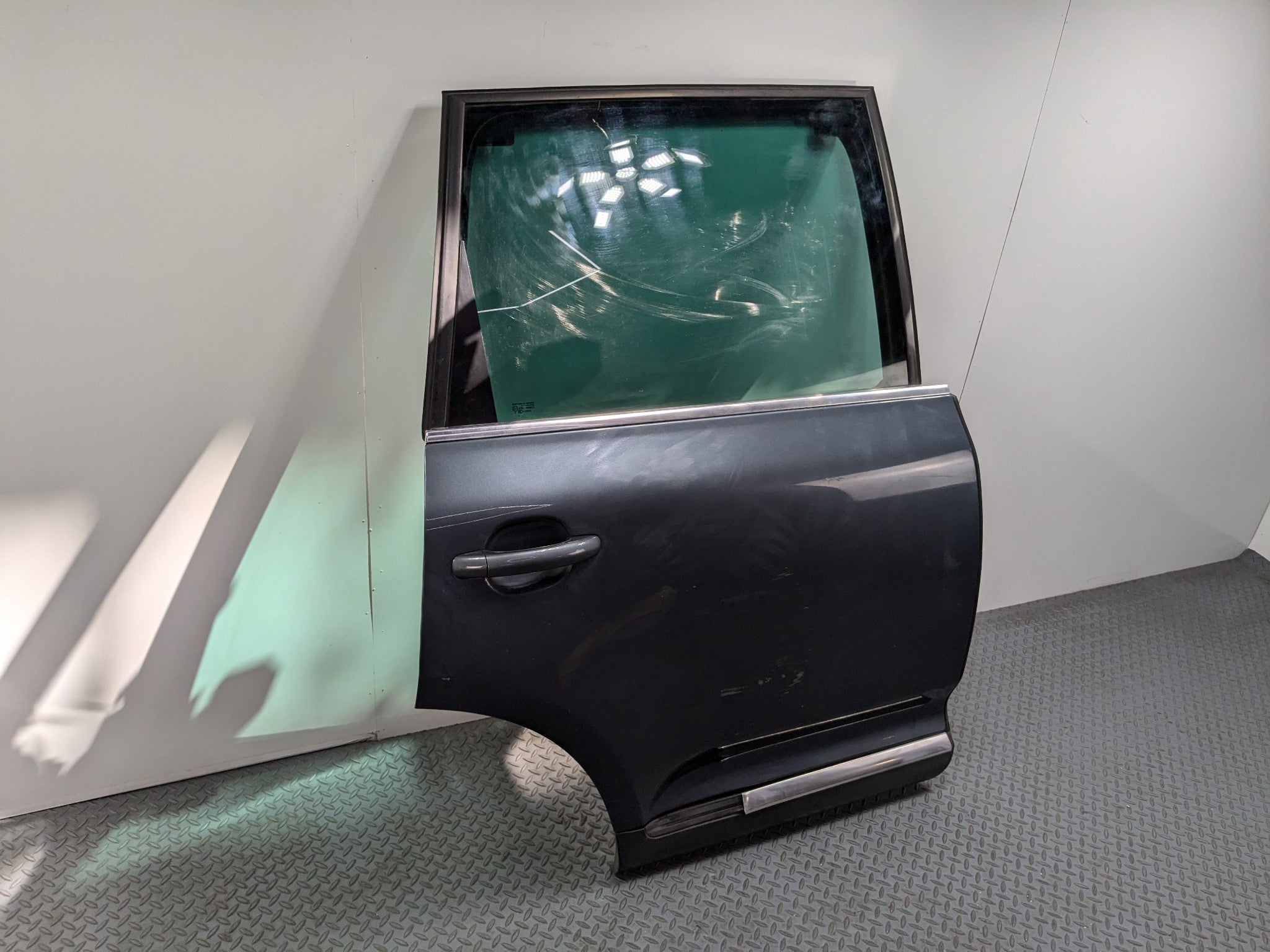 04 - 10 VOLKSWAGEN TOUAREG OEM DOOR SHELL PANEL GLASS ASSEMBLY REAR RIGHT SIDE
