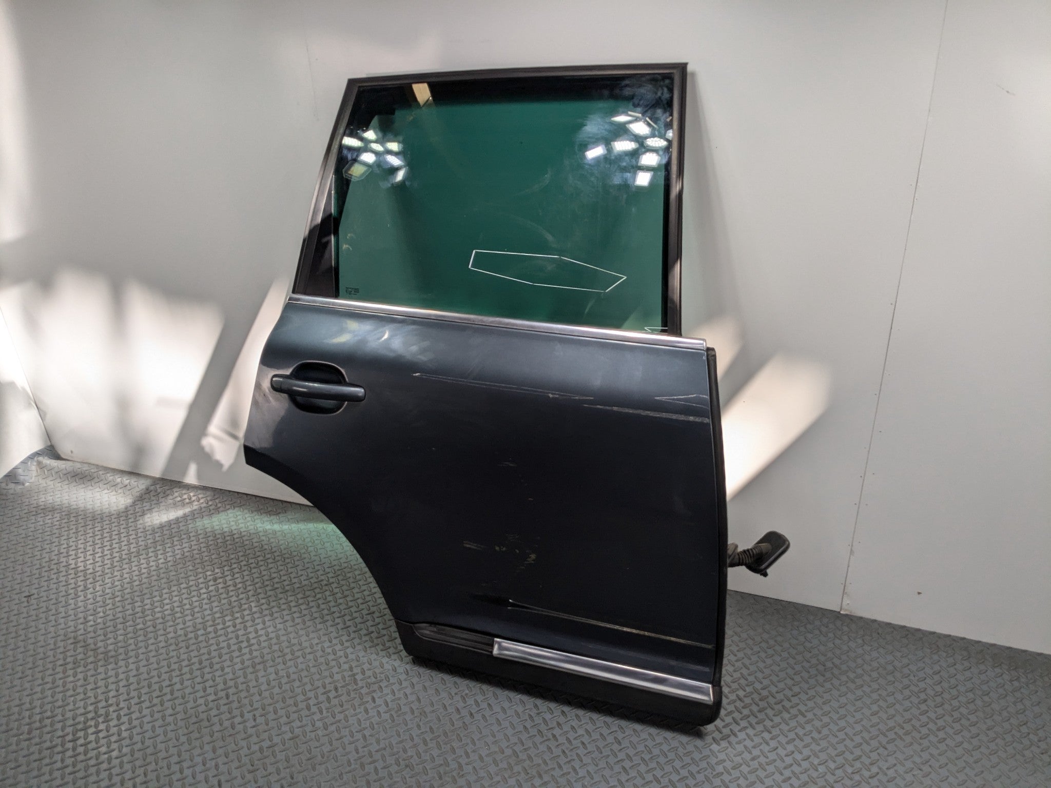 04 - 10 VOLKSWAGEN TOUAREG OEM DOOR SHELL PANEL GLASS ASSEMBLY REAR RIGHT SIDE