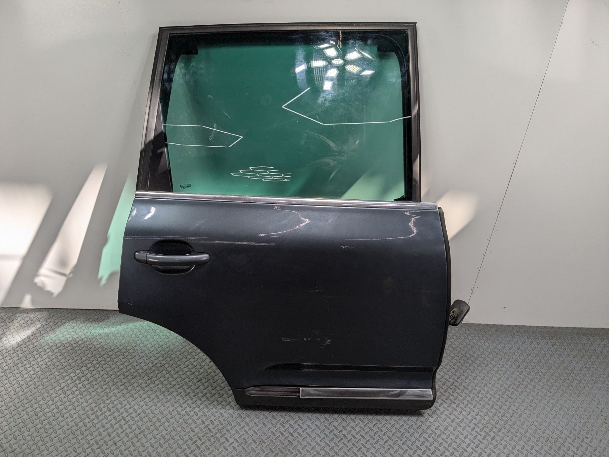 04 - 10 VOLKSWAGEN TOUAREG OEM DOOR SHELL PANEL GLASS ASSEMBLY REAR RIGHT SIDE