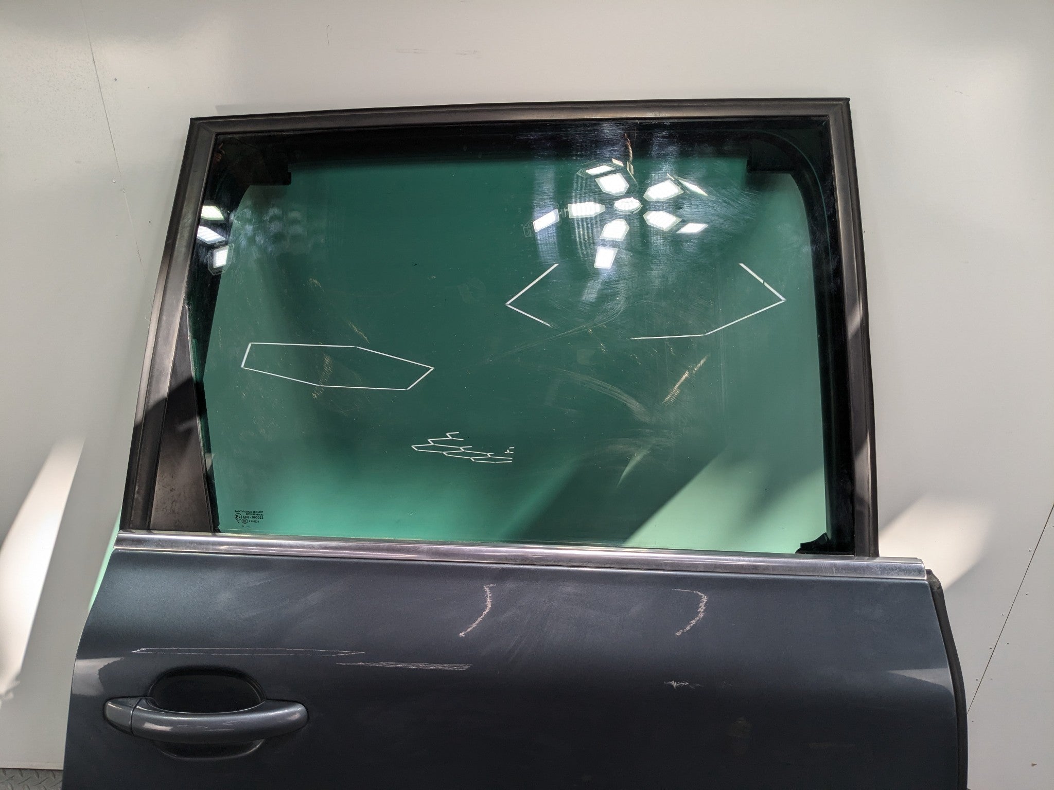 04 - 10 VOLKSWAGEN TOUAREG OEM DOOR SHELL PANEL GLASS ASSEMBLY REAR RIGHT SIDE