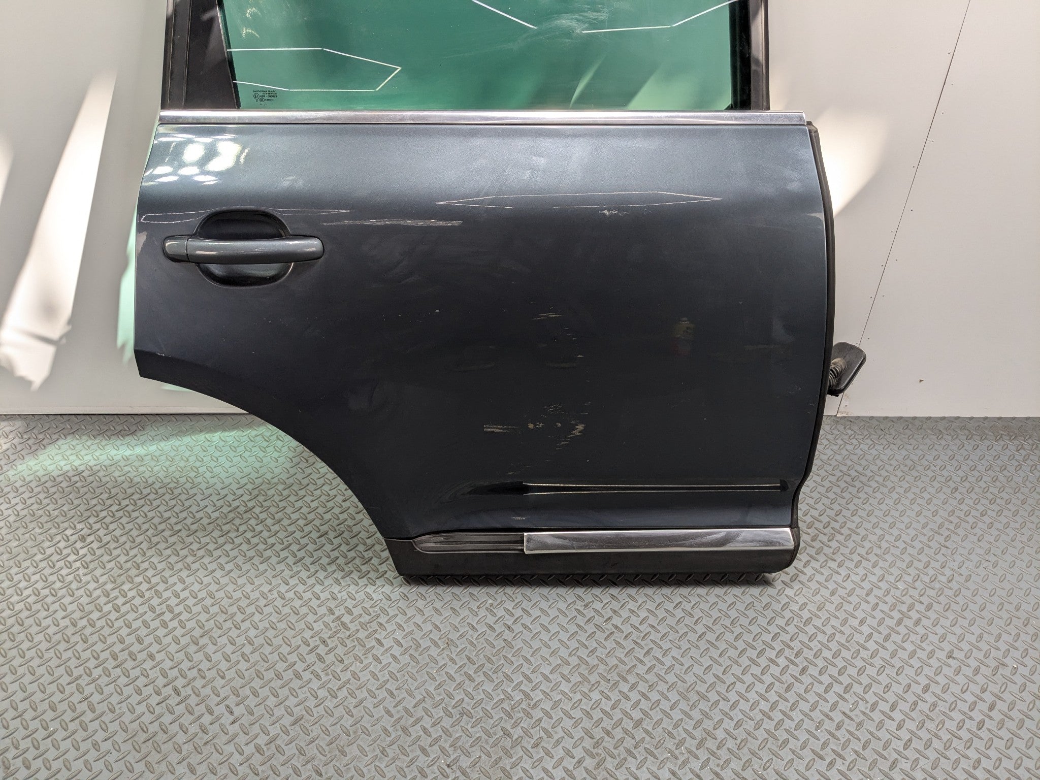 04 - 10 VOLKSWAGEN TOUAREG OEM DOOR SHELL PANEL GLASS ASSEMBLY REAR RIGHT SIDE