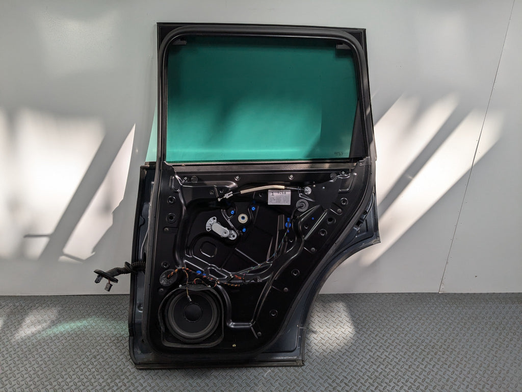04 - 10 VOLKSWAGEN TOUAREG OEM DOOR SHELL PANEL GLASS ASSEMBLY REAR RIGHT SIDE