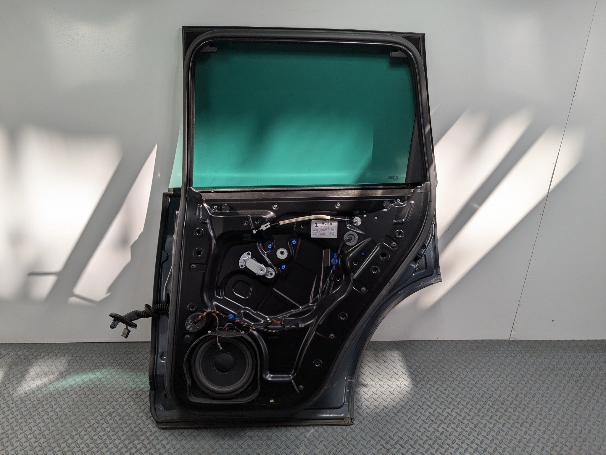 04 - 10 VOLKSWAGEN TOUAREG OEM DOOR SHELL PANEL GLASS ASSEMBLY REAR RIGHT SIDE