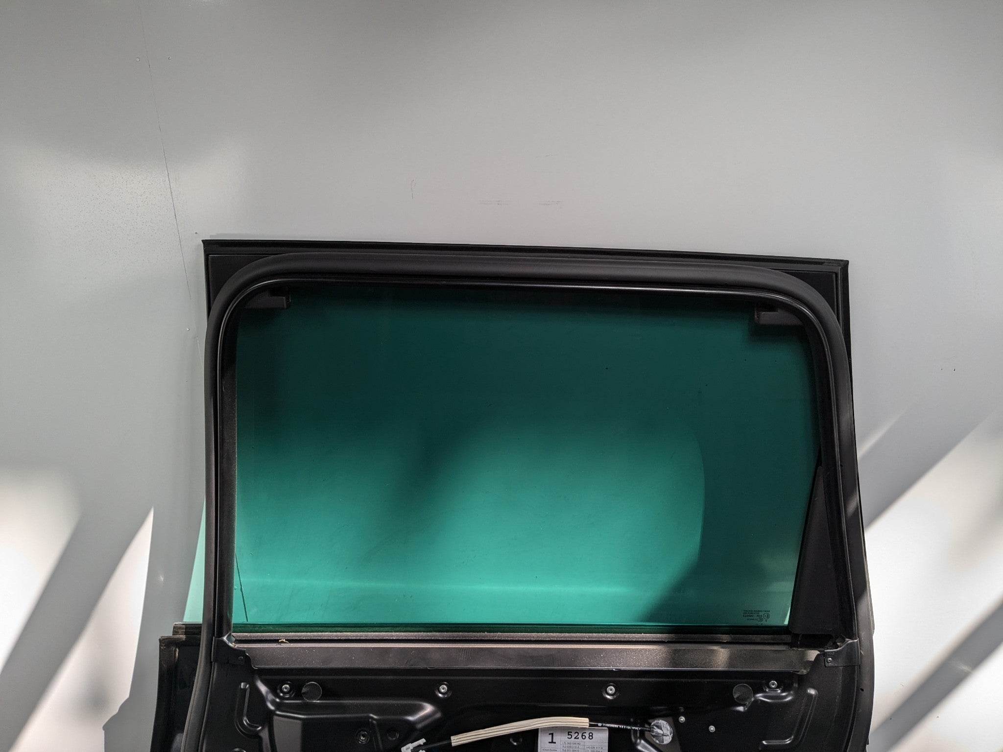 04 - 10 VOLKSWAGEN TOUAREG OEM DOOR SHELL PANEL GLASS ASSEMBLY REAR RIGHT SIDE