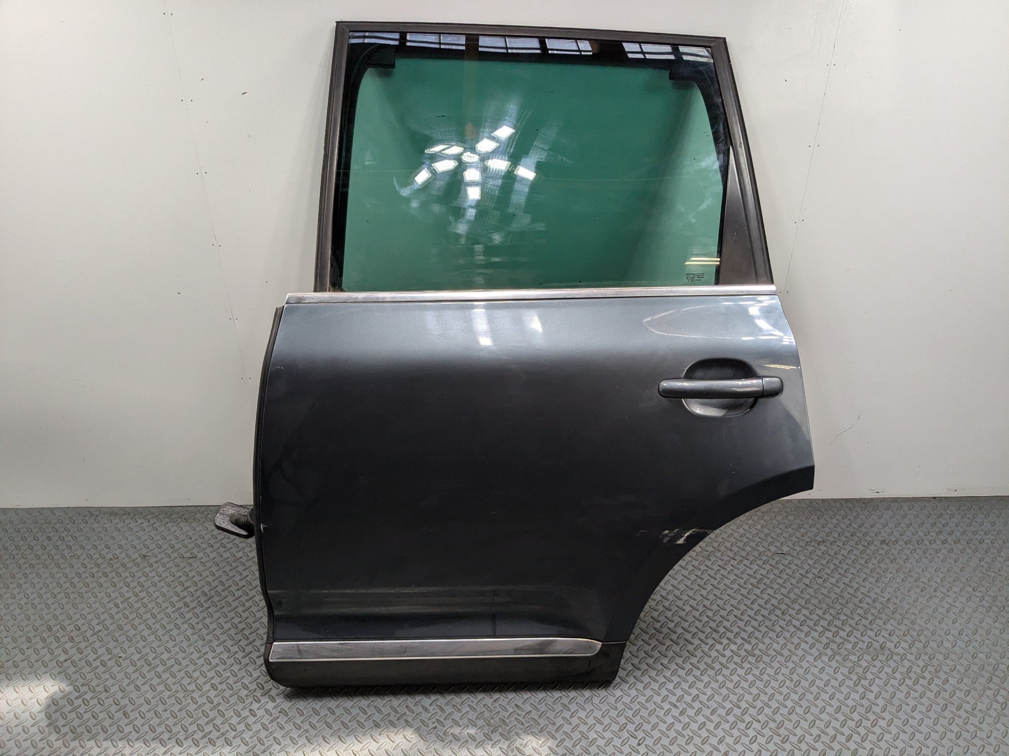 04 - 10 VOLKSWAGEN TOUAREG OEM DOOR SHELL PANEL GLASS ASSEMBLY REAR LEFT SIDE