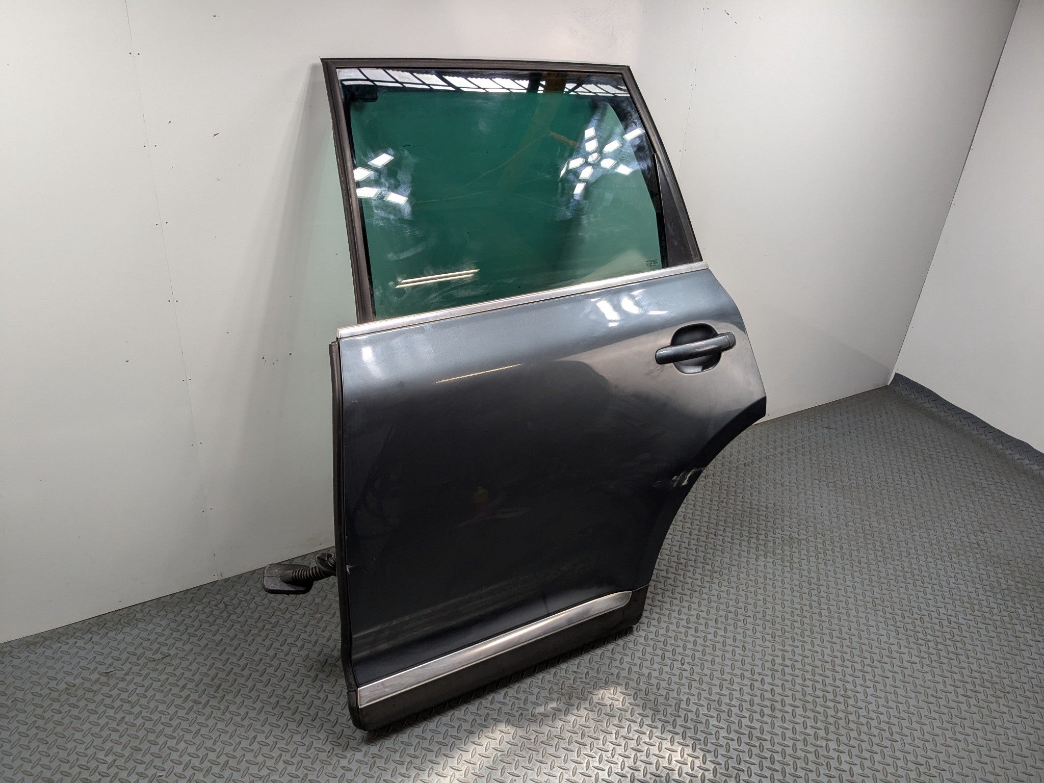 04 - 10 VOLKSWAGEN TOUAREG OEM DOOR SHELL PANEL GLASS ASSEMBLY REAR LEFT SIDE