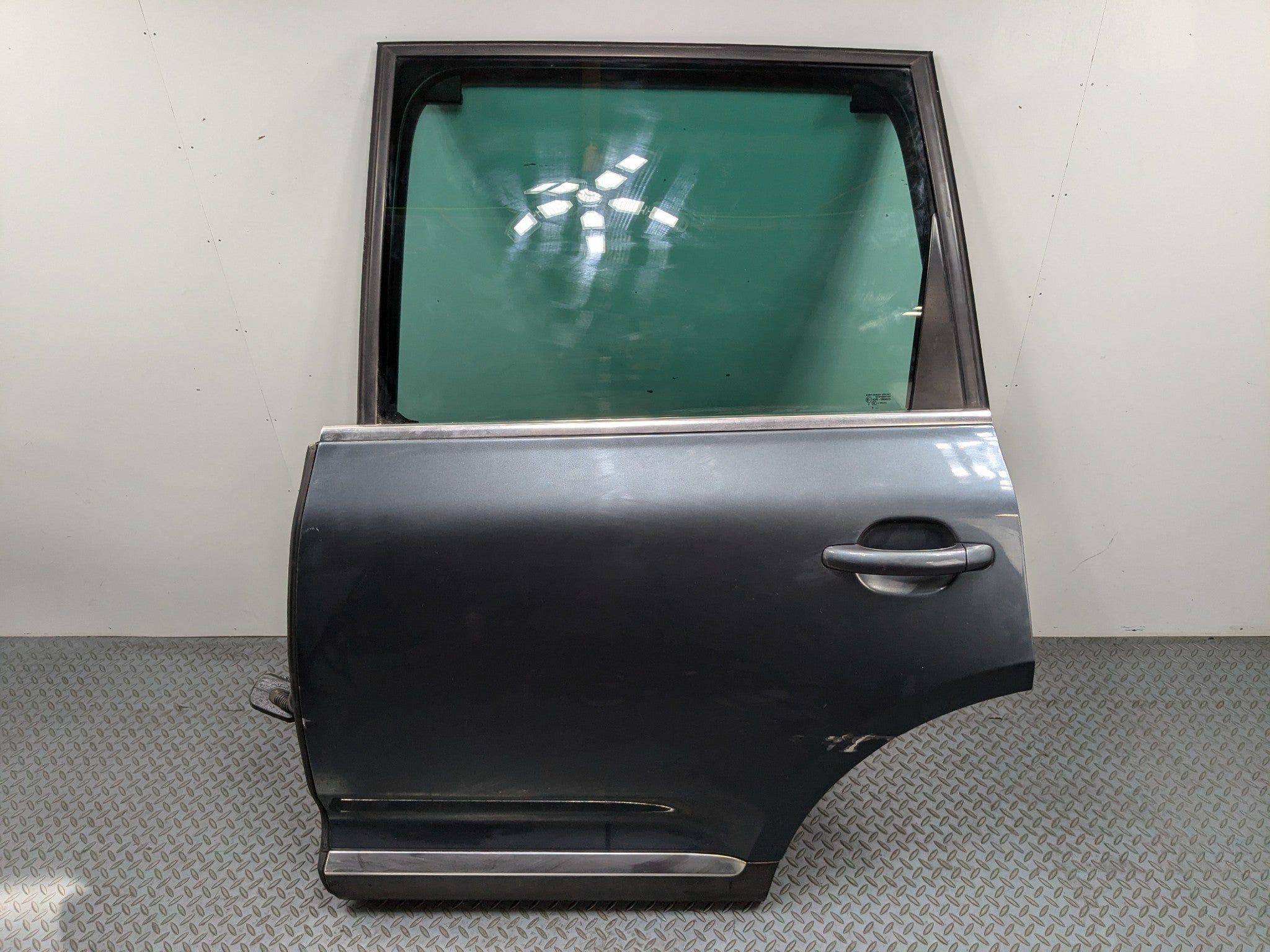 04 - 10 VOLKSWAGEN TOUAREG OEM DOOR SHELL PANEL GLASS ASSEMBLY REAR LEFT SIDE