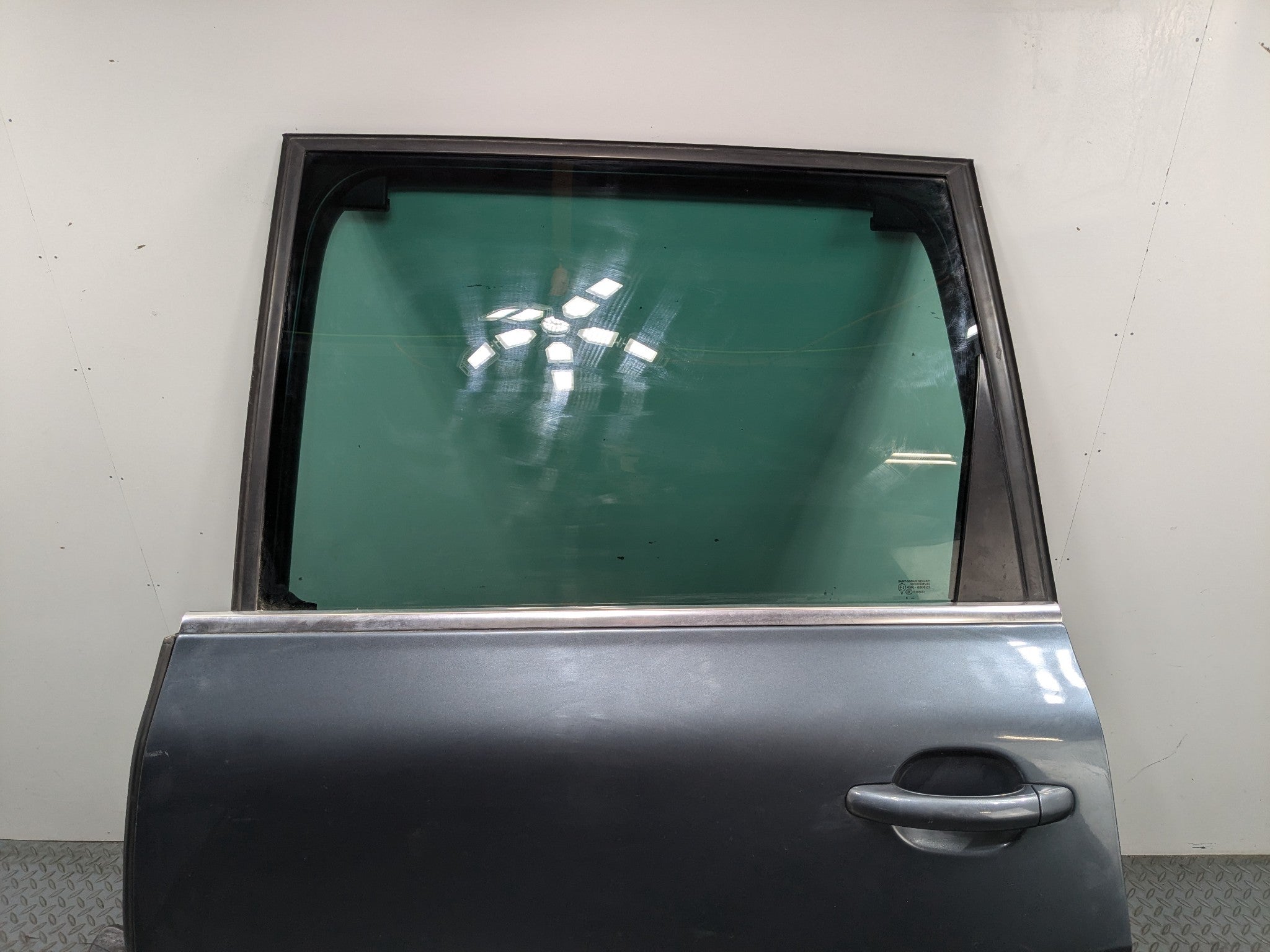 04 - 10 VOLKSWAGEN TOUAREG OEM DOOR SHELL PANEL GLASS ASSEMBLY REAR LEFT SIDE