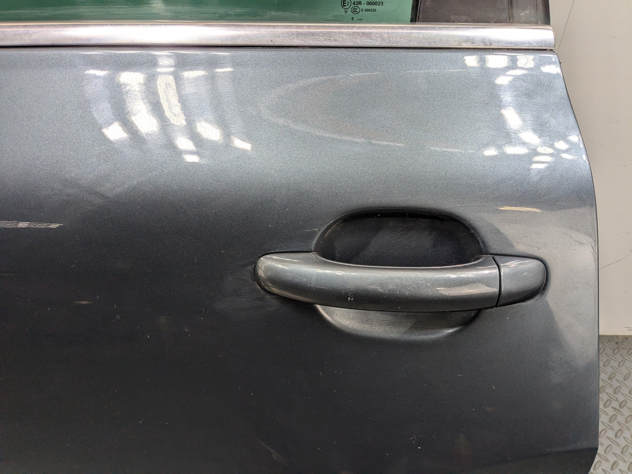 04 - 10 VOLKSWAGEN TOUAREG OEM DOOR SHELL PANEL GLASS ASSEMBLY REAR LEFT SIDE