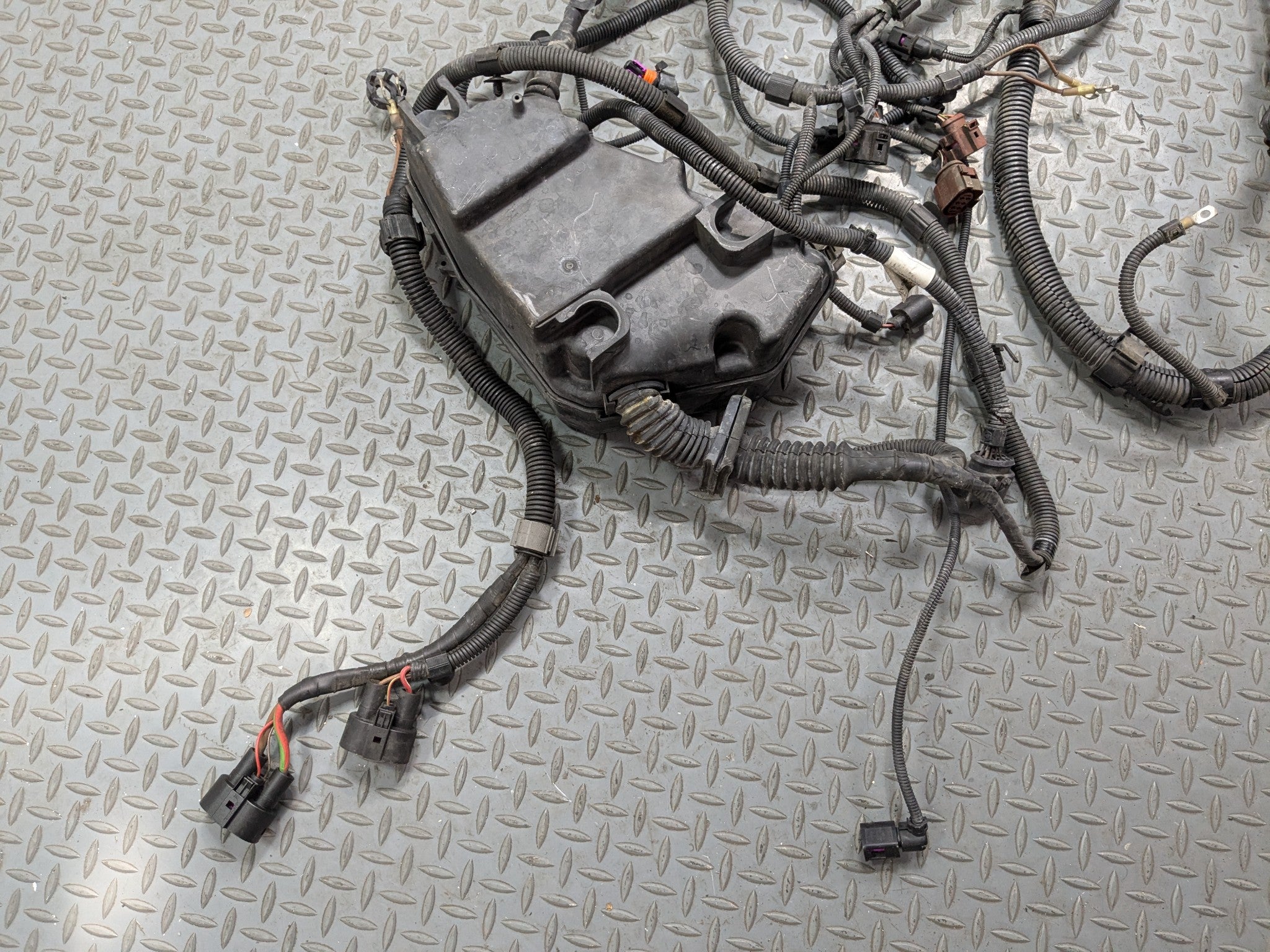 04-10 VOLKSWAGEN TOUAREG OEM HOOD WIRE HARNESS CABLE AND CONNECTOR WITH FUSE BOX