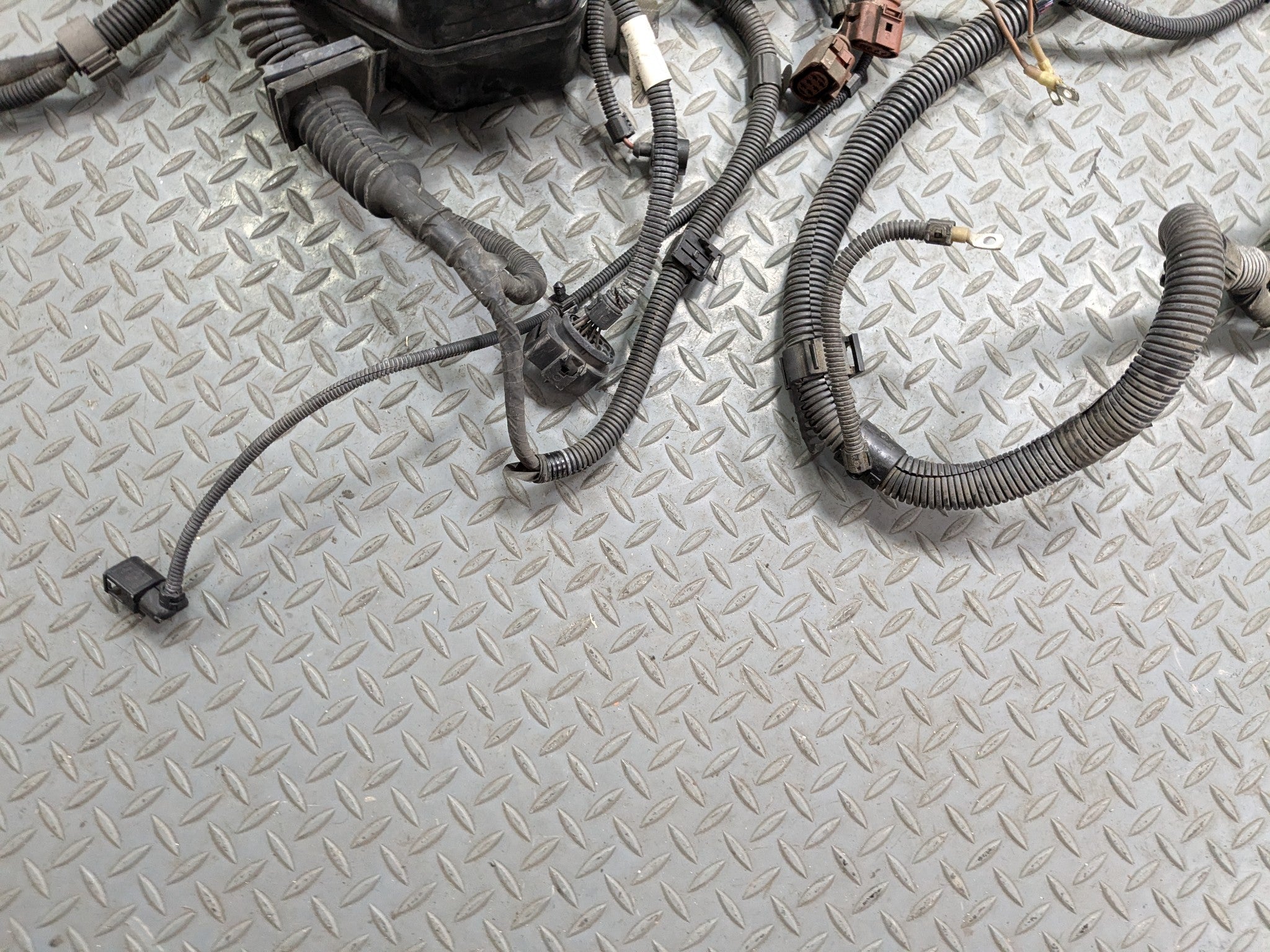 04-10 VOLKSWAGEN TOUAREG OEM HOOD WIRE HARNESS CABLE AND CONNECTOR WITH FUSE BOX