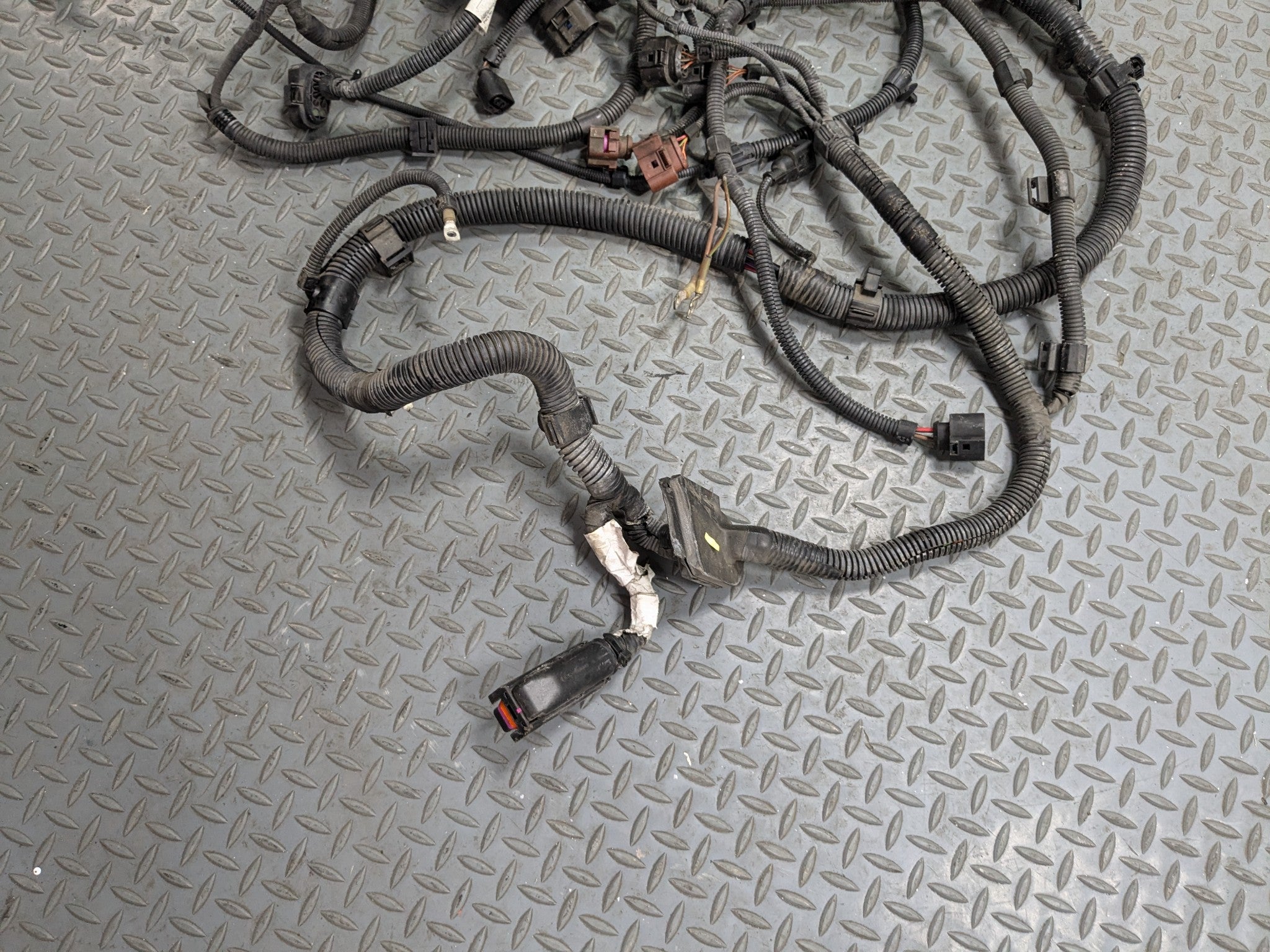 04-10 VOLKSWAGEN TOUAREG OEM HOOD WIRE HARNESS CABLE AND CONNECTOR WITH FUSE BOX