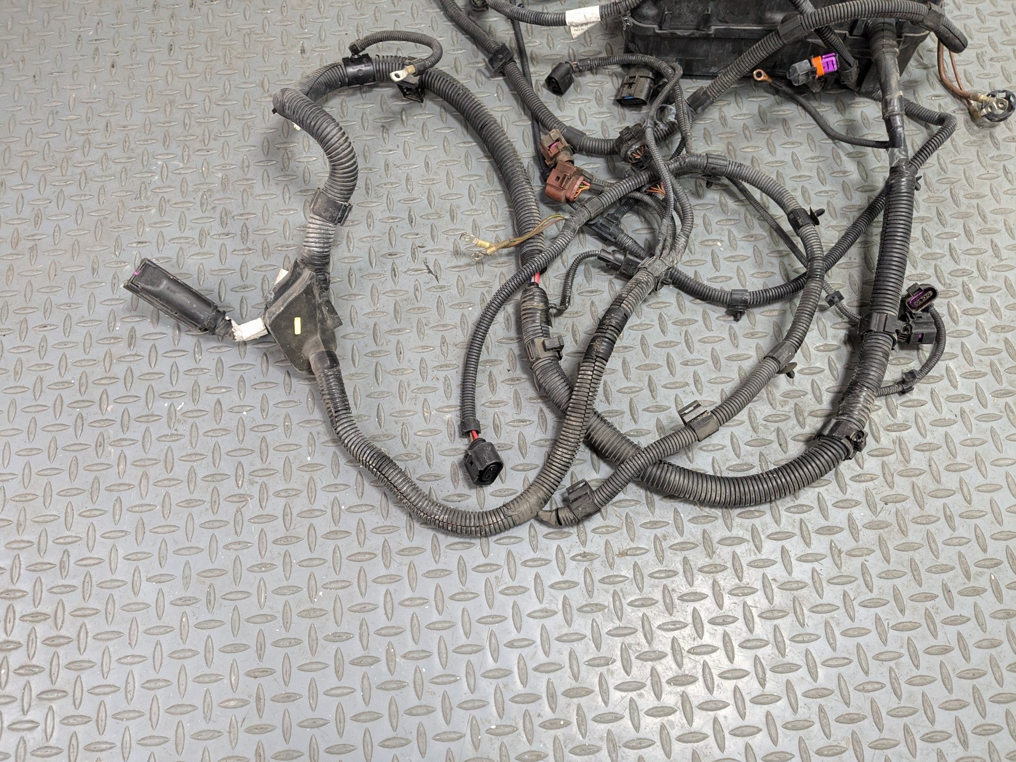04-10 VOLKSWAGEN TOUAREG OEM HOOD WIRE HARNESS CABLE AND CONNECTOR WITH FUSE BOX