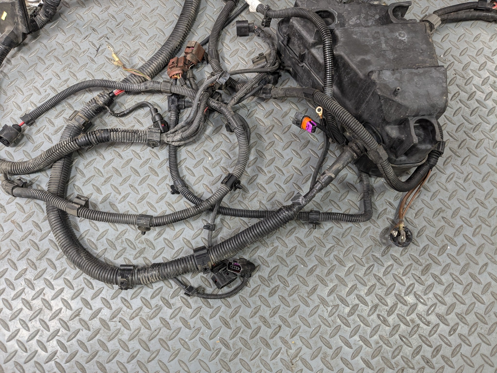 04-10 VOLKSWAGEN TOUAREG OEM HOOD WIRE HARNESS CABLE AND CONNECTOR WITH FUSE BOX
