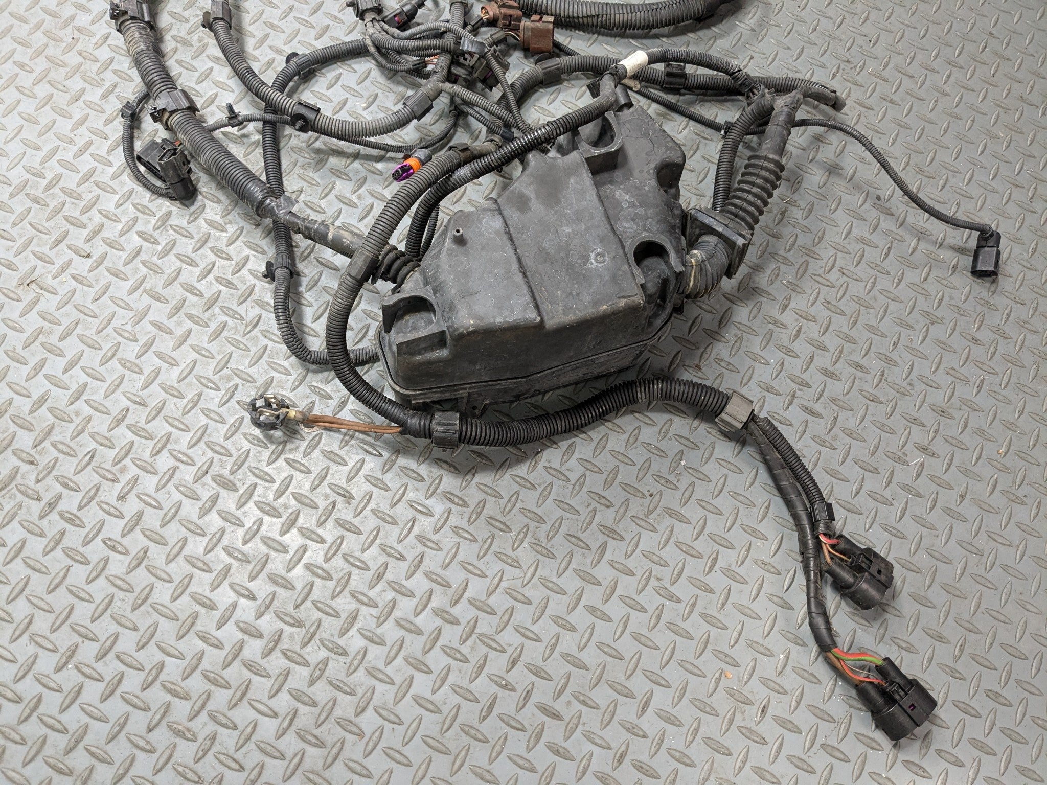 04-10 VOLKSWAGEN TOUAREG OEM HOOD WIRE HARNESS CABLE AND CONNECTOR WITH FUSE BOX
