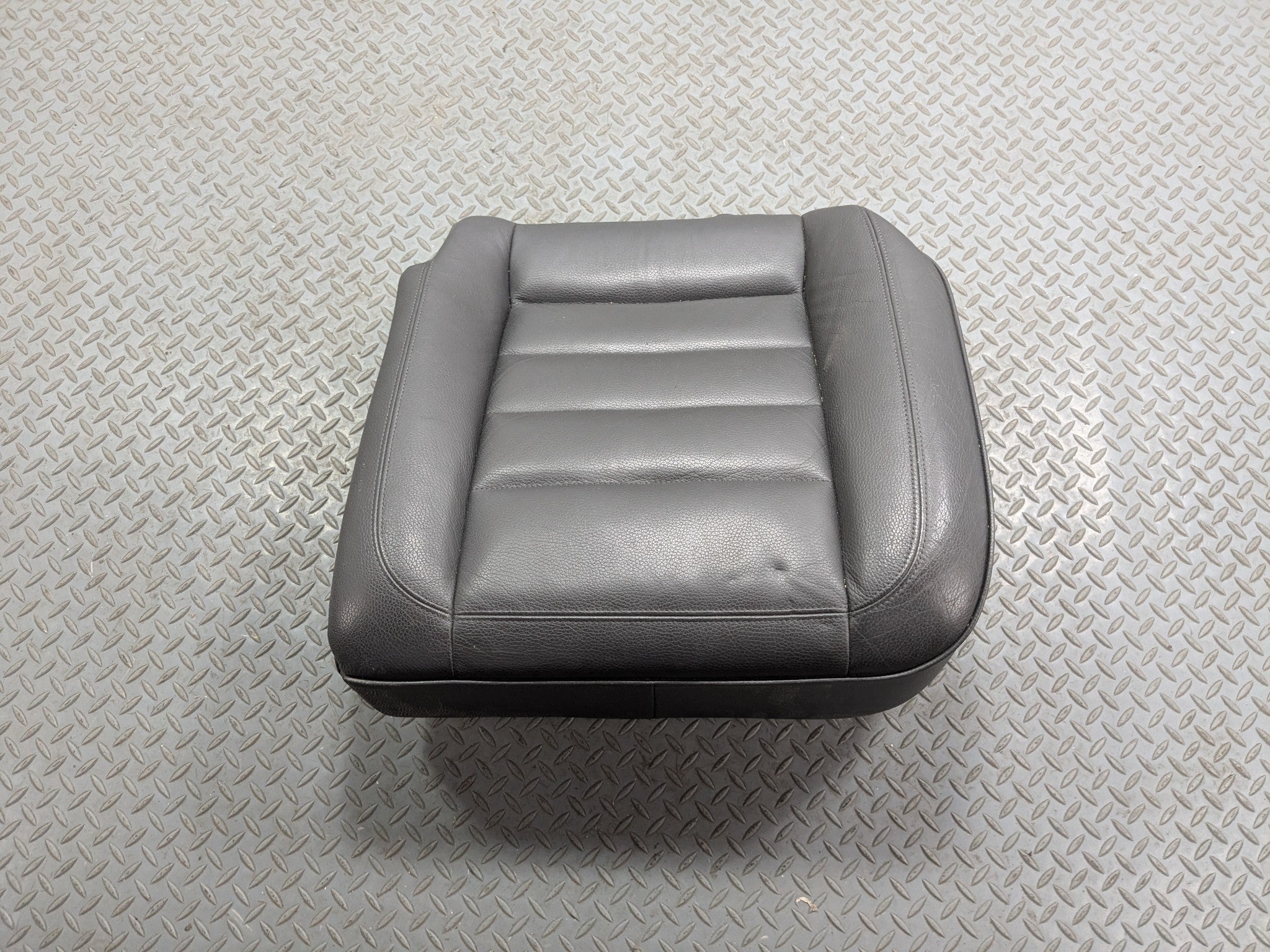 04 - 10 VOLKSWAGEN TOUAREG OEM LOWER SEAT CUSHION LEATHER REAR LEFT DRIVER SIDE