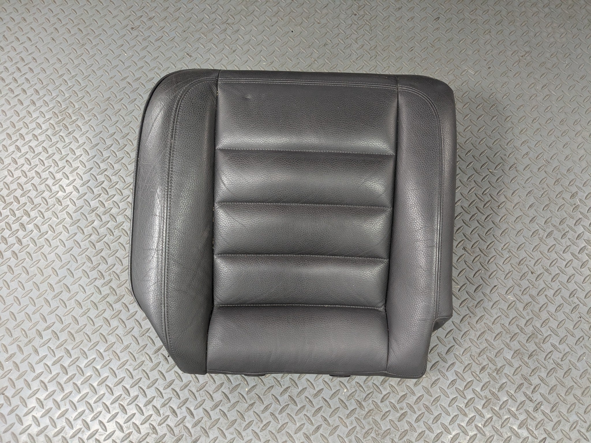 04 - 10 VOLKSWAGEN TOUAREG OEM LOWER SEAT CUSHION LEATHER REAR LEFT DRIVER SIDE