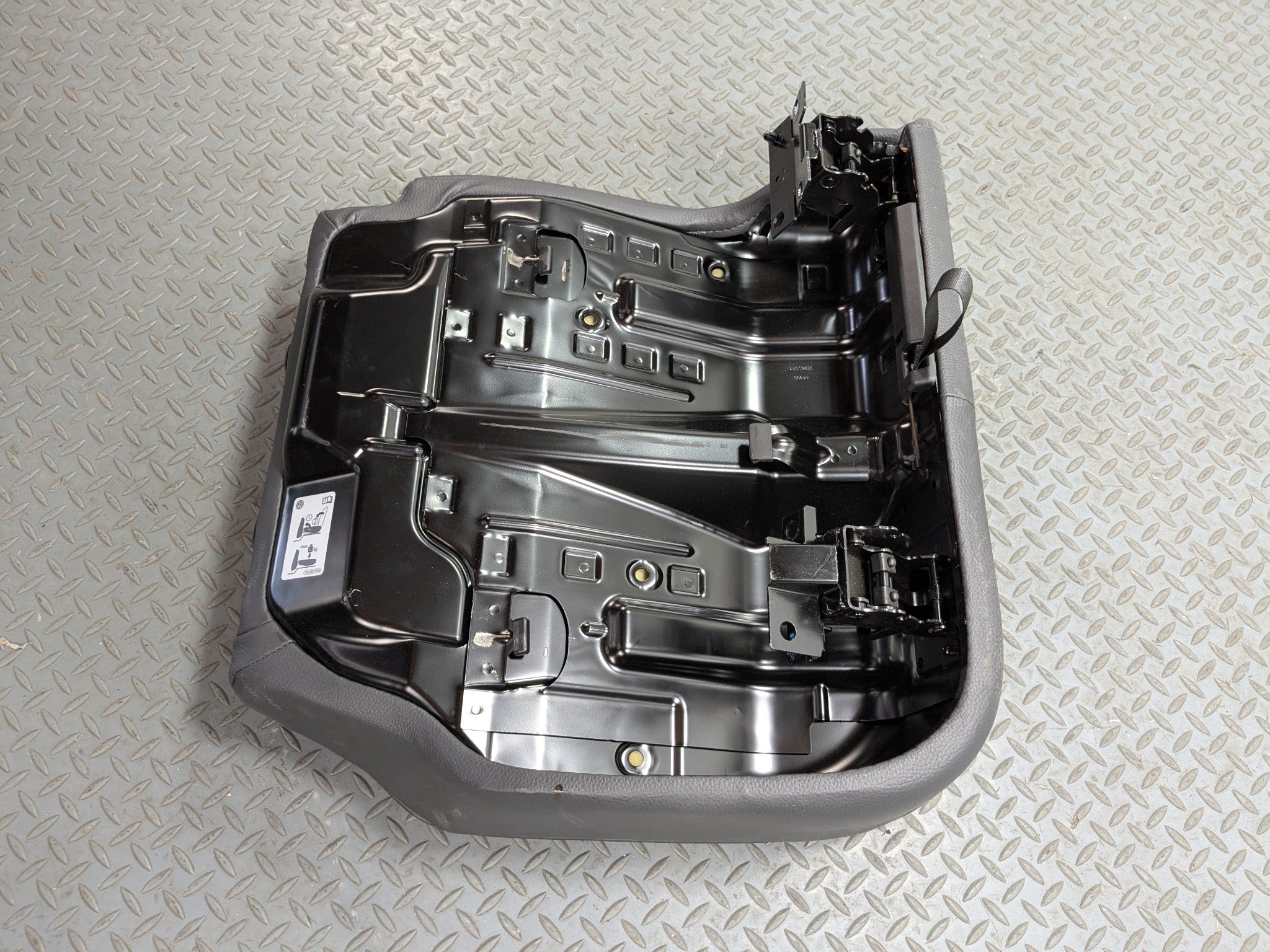 04 - 10 VOLKSWAGEN TOUAREG OEM LOWER SEAT CUSHION LEATHER REAR LEFT DRIVER SIDE